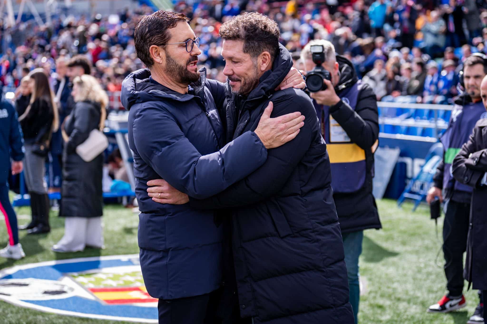 Os t&eacute;cnicos Jos&eacute; Bordal&aacute;s e Diego Simeone antes de Getafe x Atl&eacute;tico de Madrid