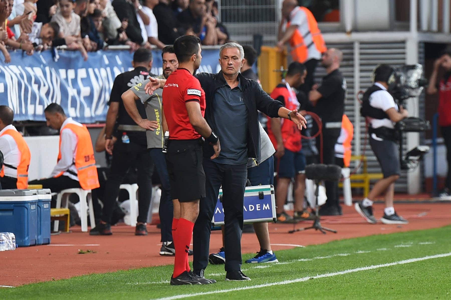 Jos&eacute; Mourinho, ent&atilde;o t&eacute;cnico do Fenerbah&ccedil;e, reclama com assistente turco em partida em 2024