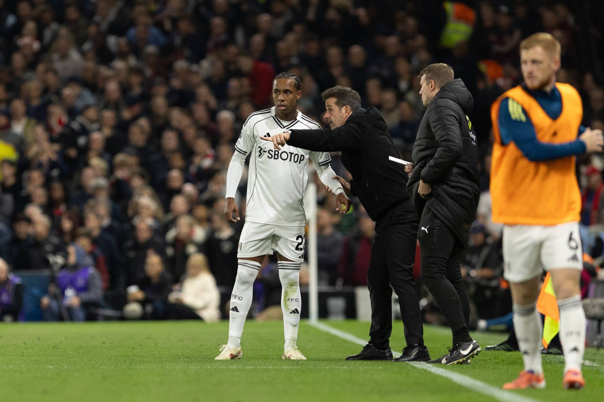 Marco Silva orienta Kevin durante jogo do Fulham