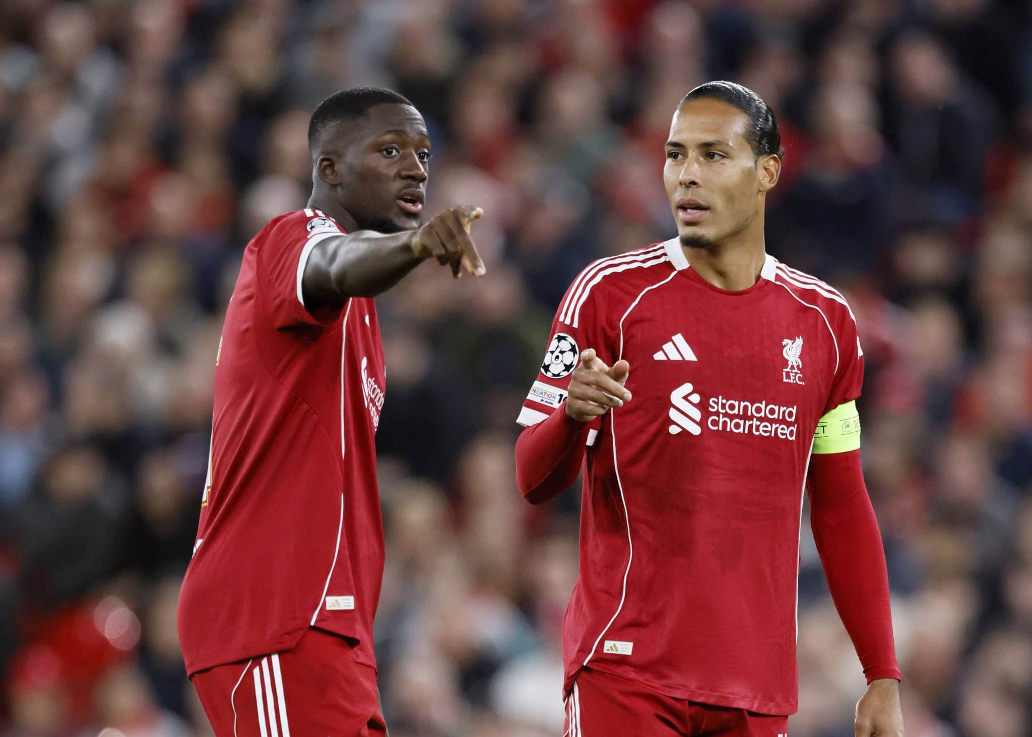 Konat&eacute; e Van Dijk durante jogo do Liverpool