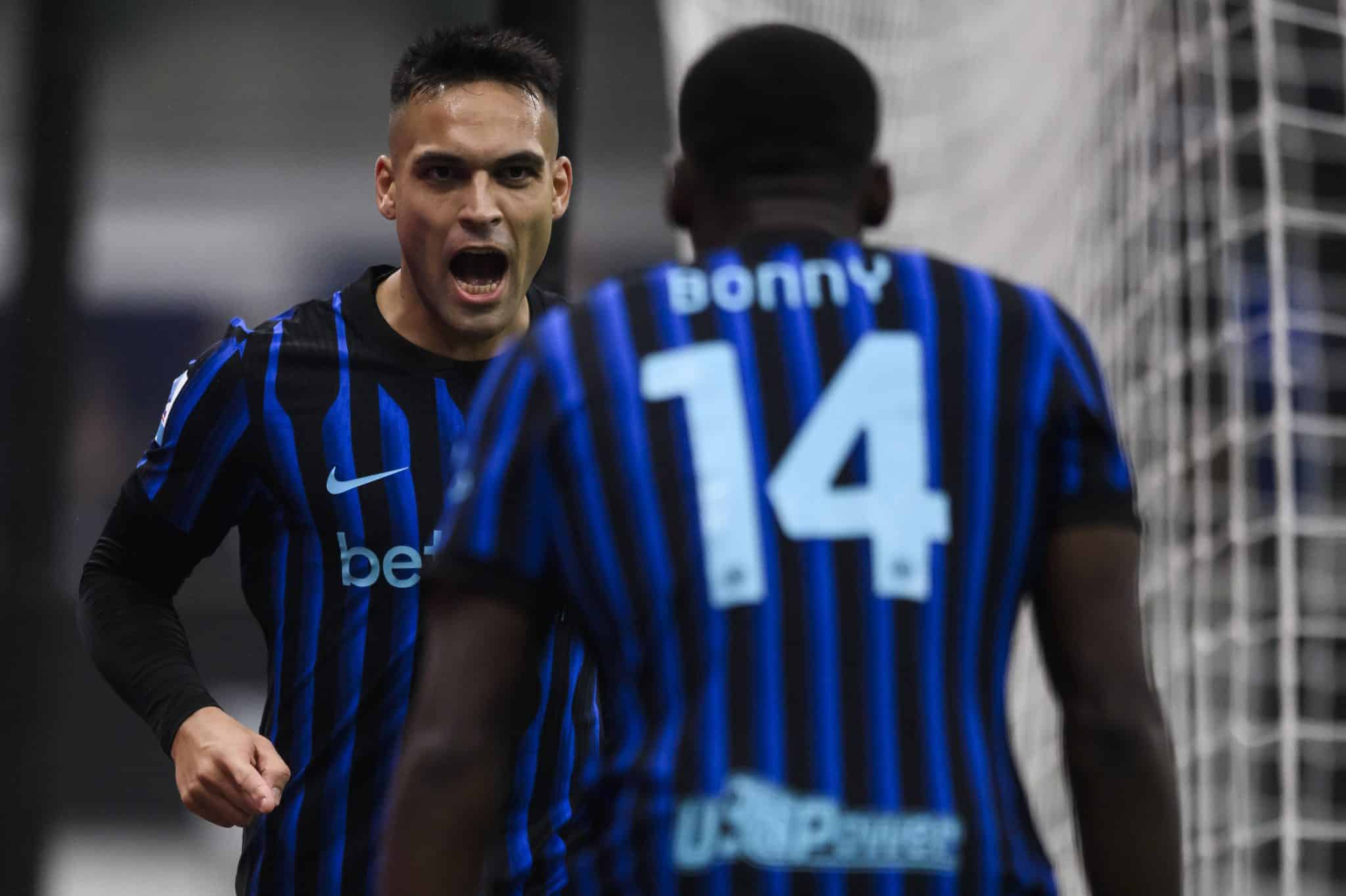Lautaro Mart&iacute;nez e Bonny pela Internazionale (Foto: Imago)