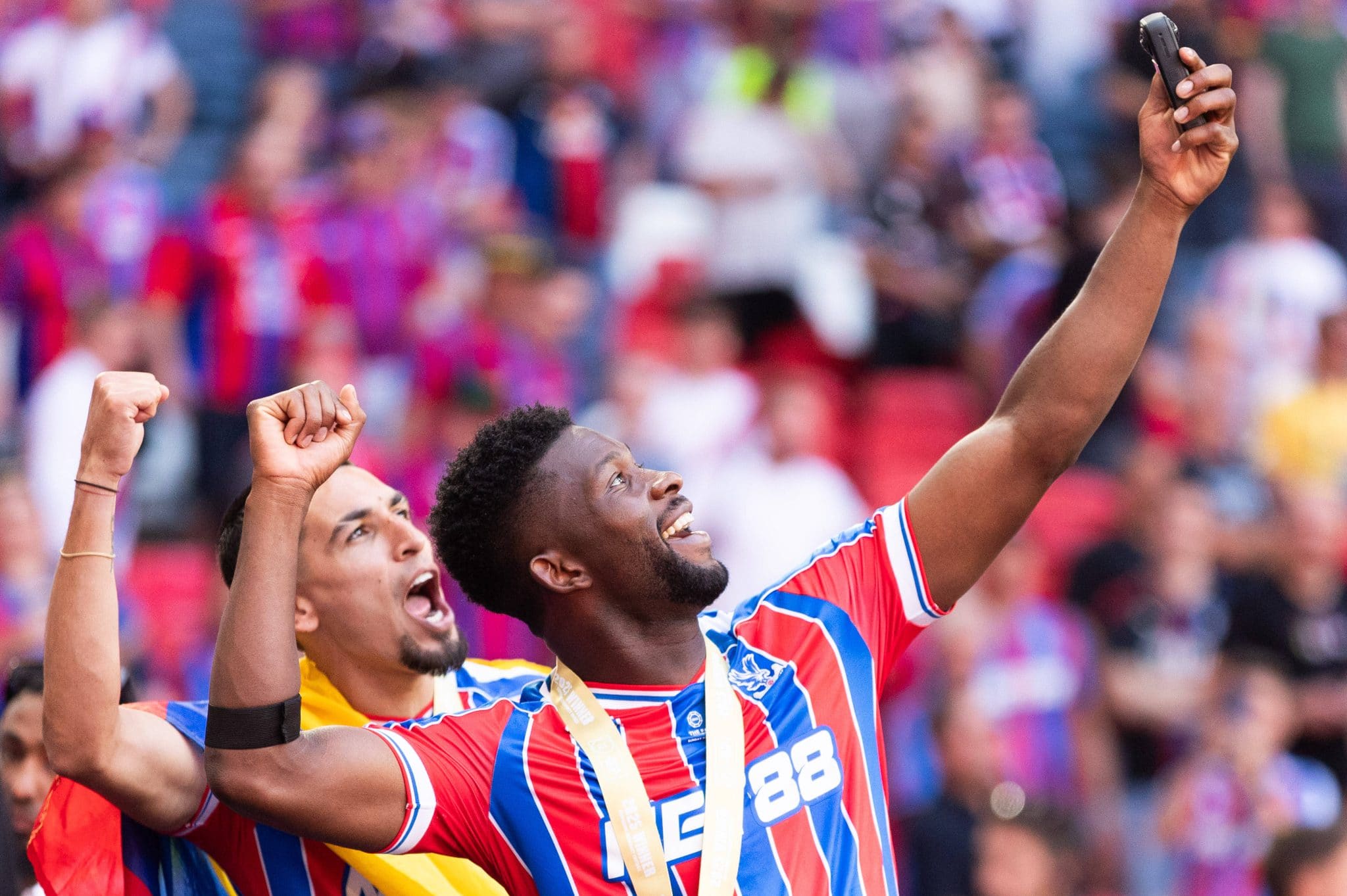 Lerma comemora t&iacute;tulo da Community Shield