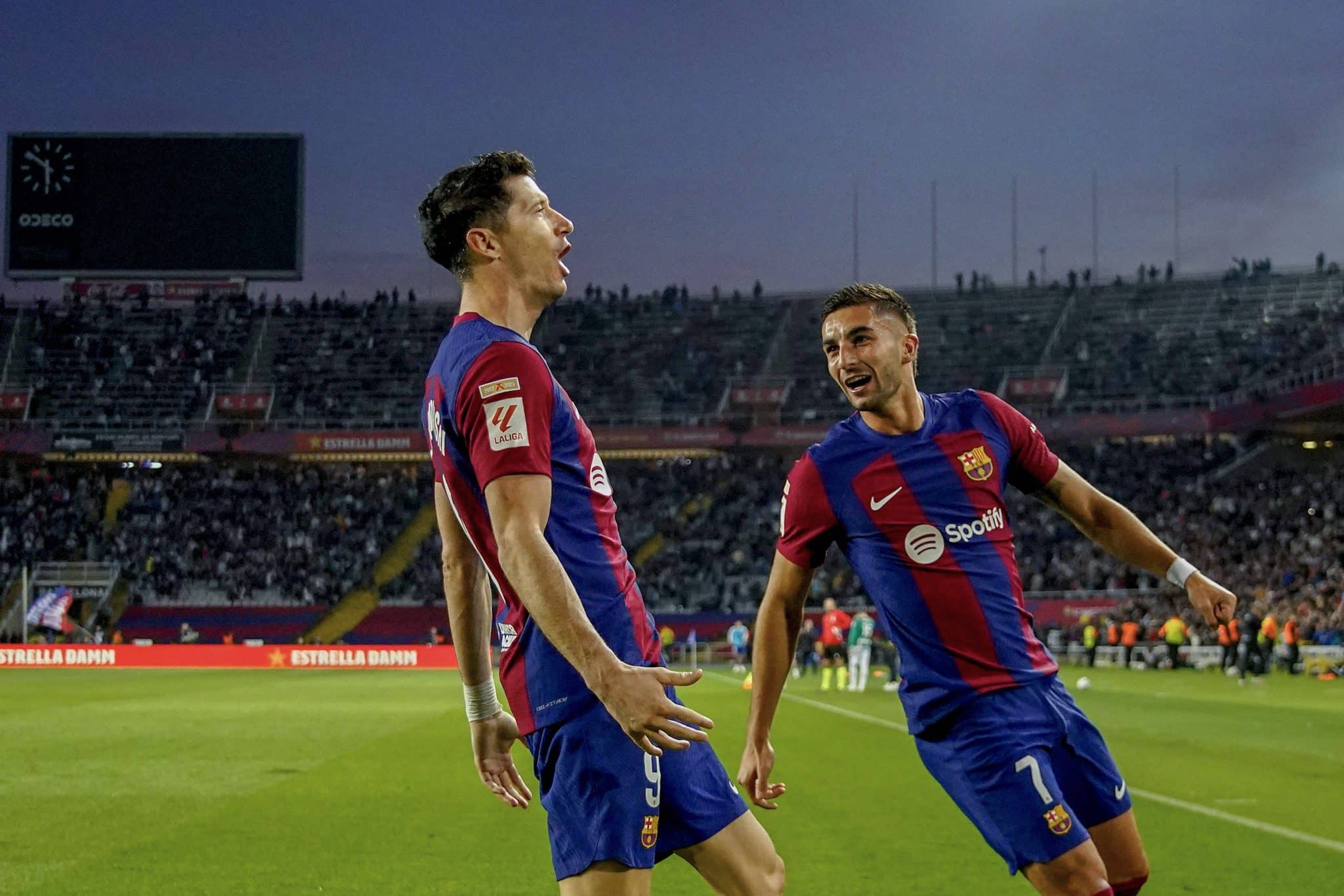 Lewandowski e Ferran Torres comemoram gol do Barcelona