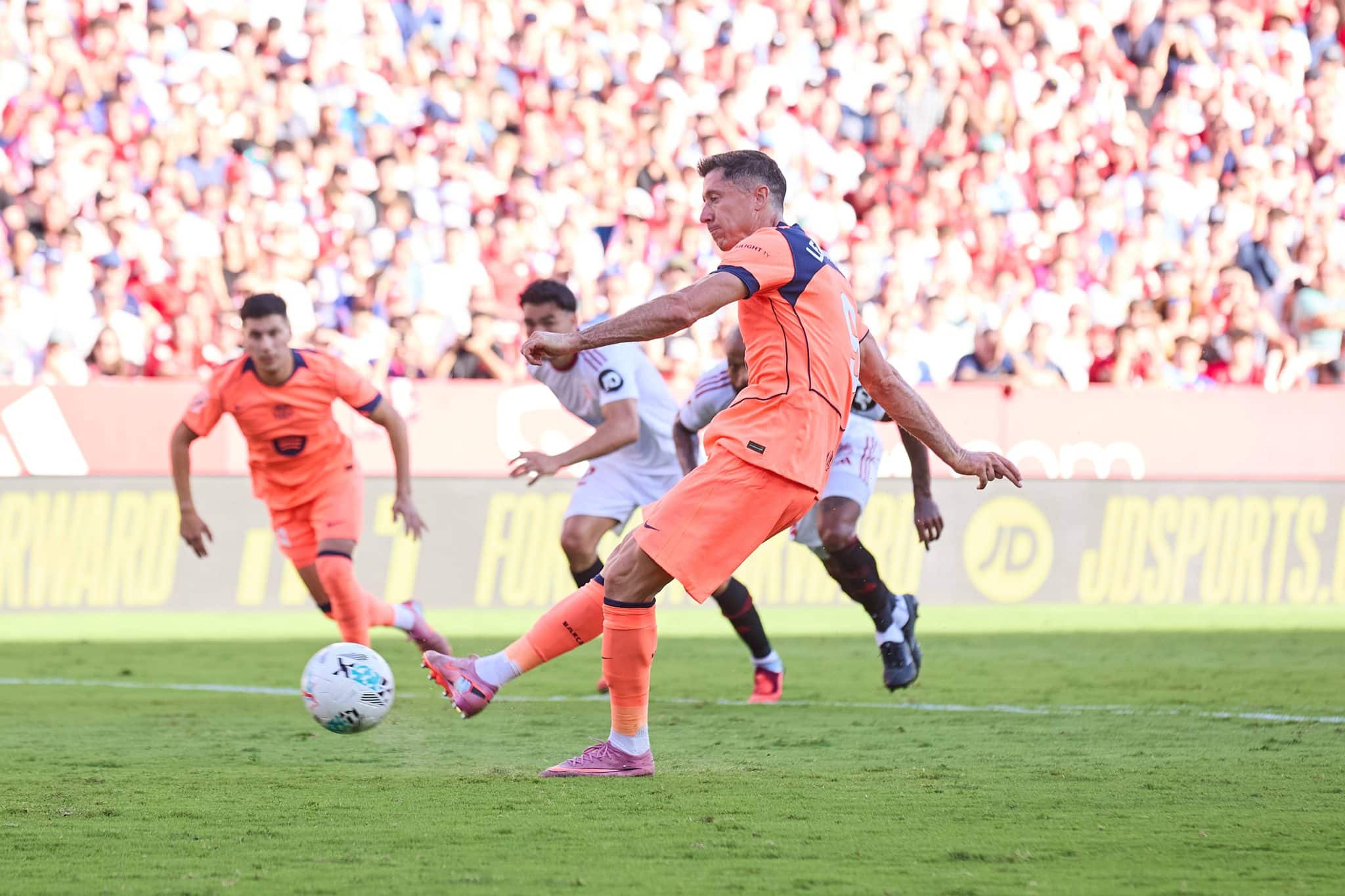 Lewandowski perde p&ecirc;nalti em Sevilla x Barcelona (Foto: Imago)