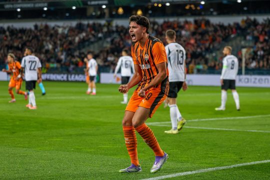 &lsquo;Dinheiro de pinga&rsquo;: Gol de ex-Santos na Europa enfurece a torcida do Peixe