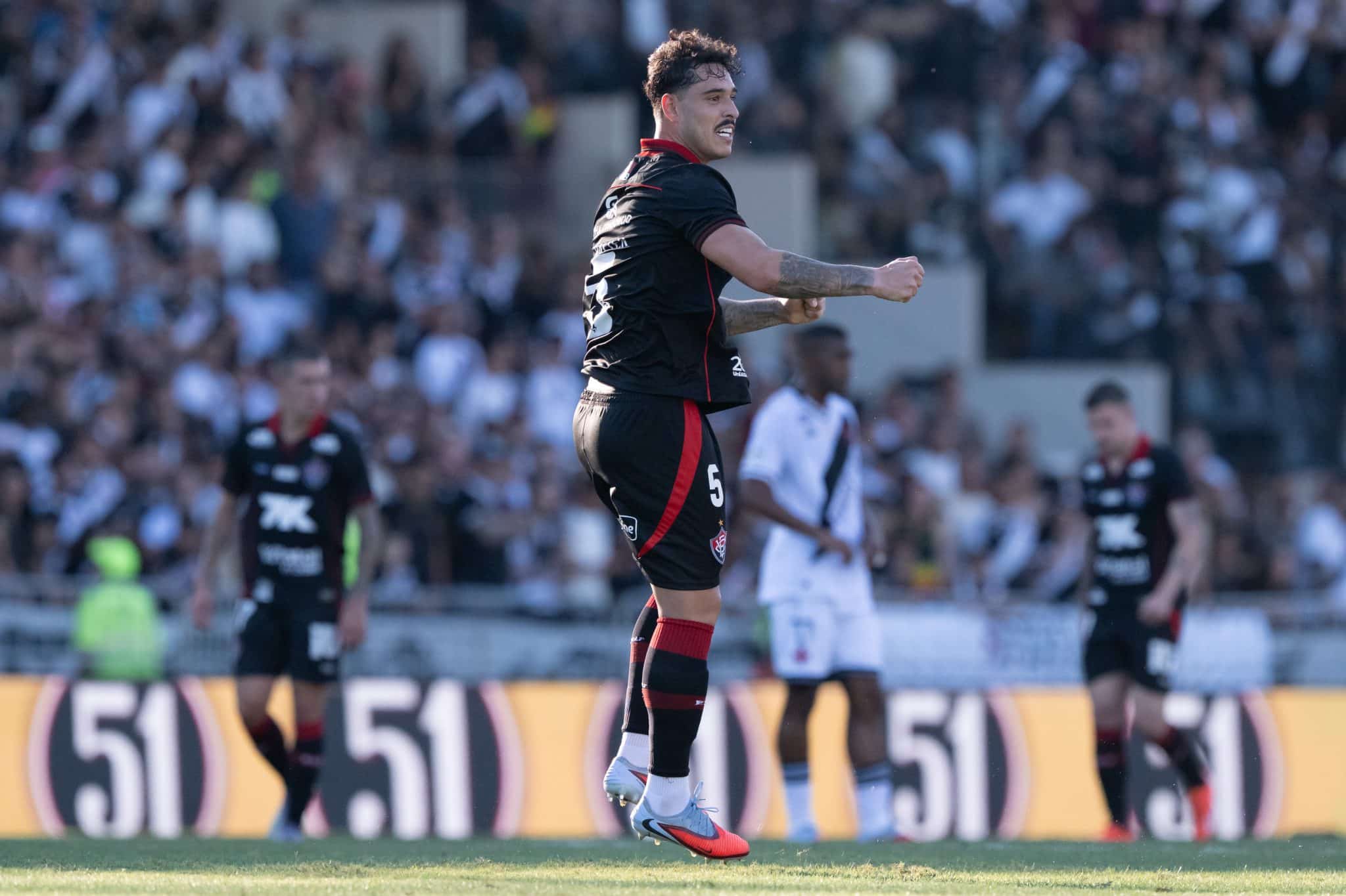 Lucas Halter comemora gol do Vit&oacute;ria sobre Vasco (Foto: Icon Sport)