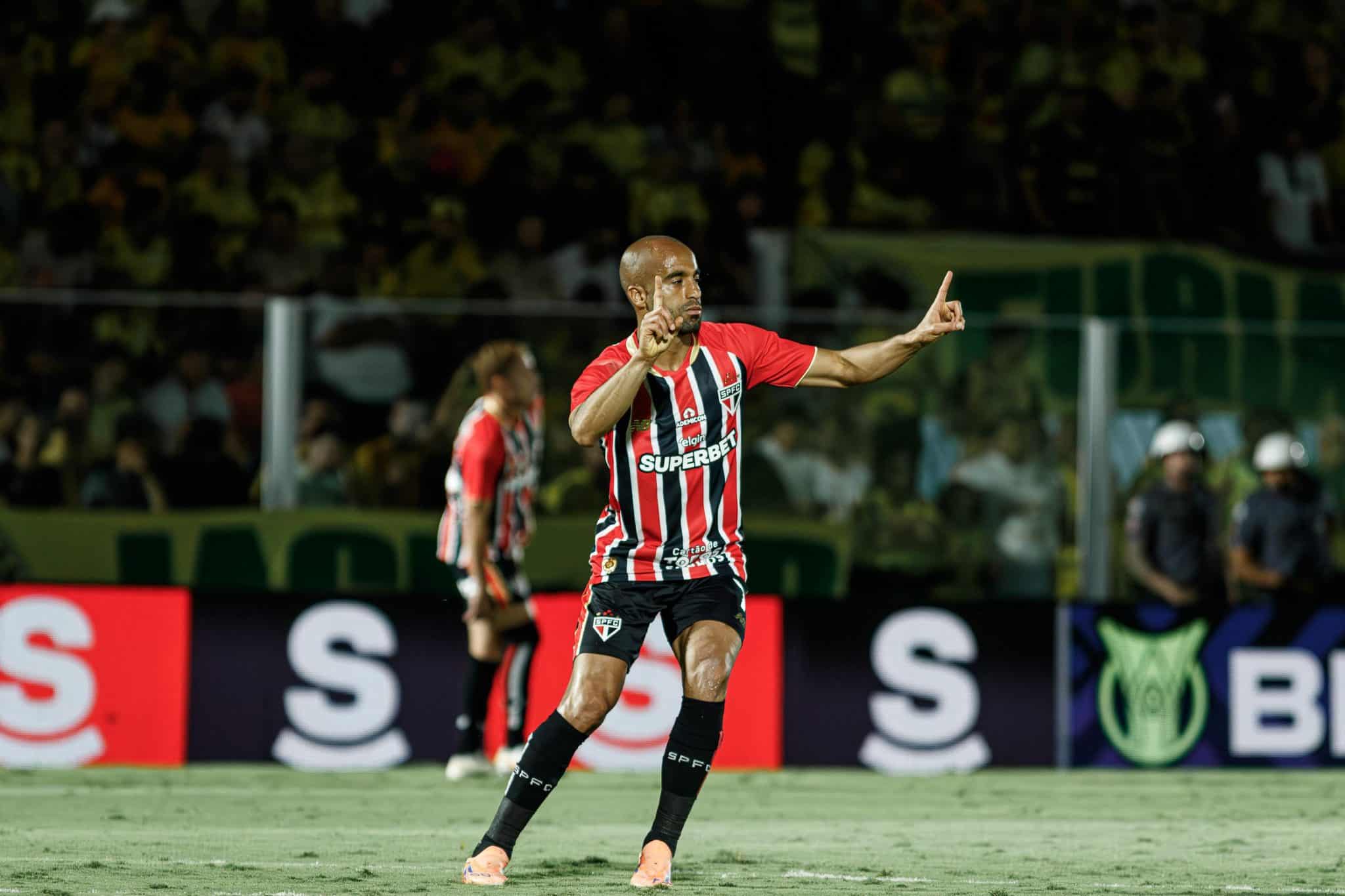 Lucas, em a&ccedil;&atilde;o pelo S&atilde;o Paulo contra o Mirassol