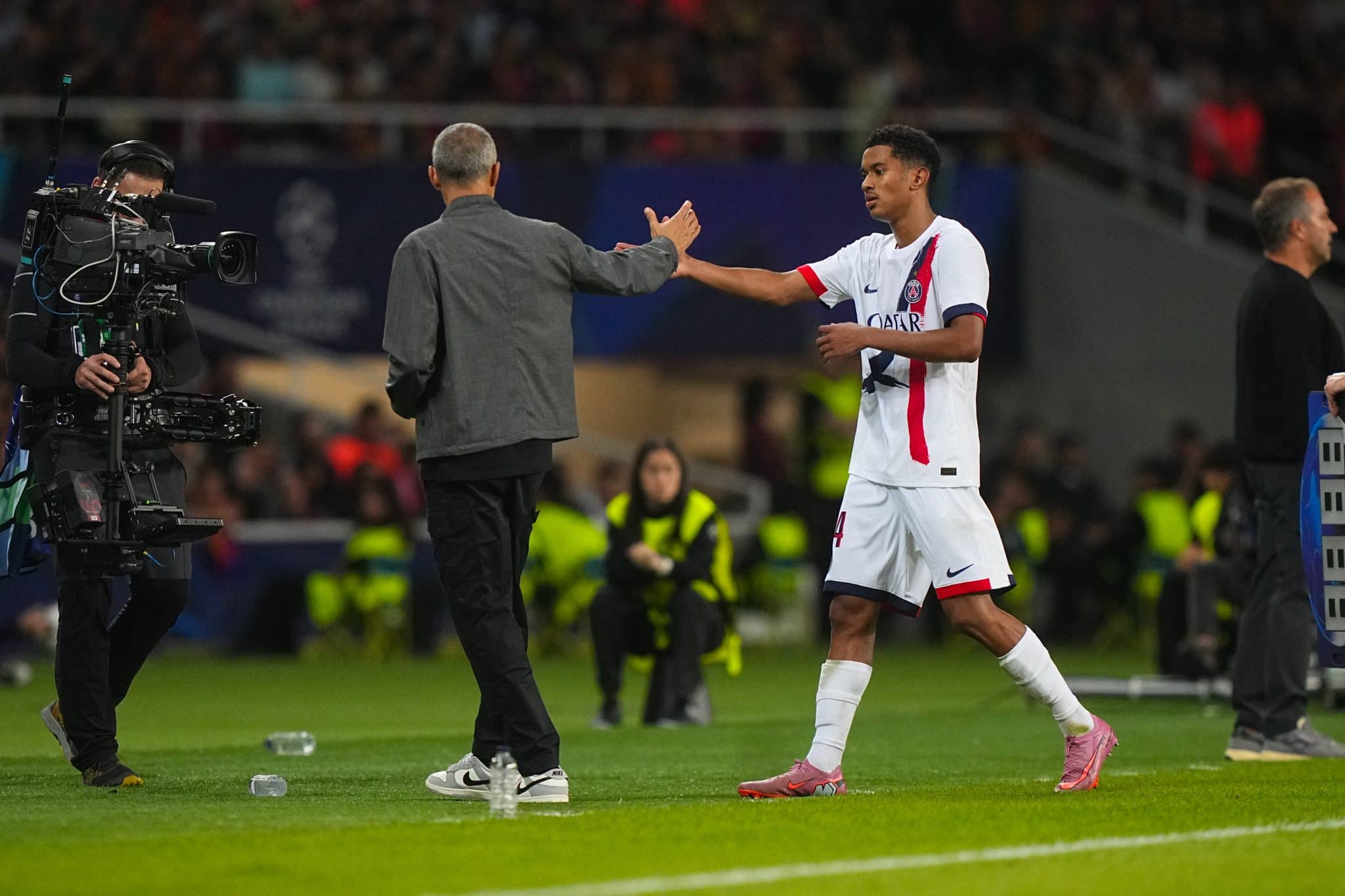 Luis Enrique cumprimenta Mayulu 