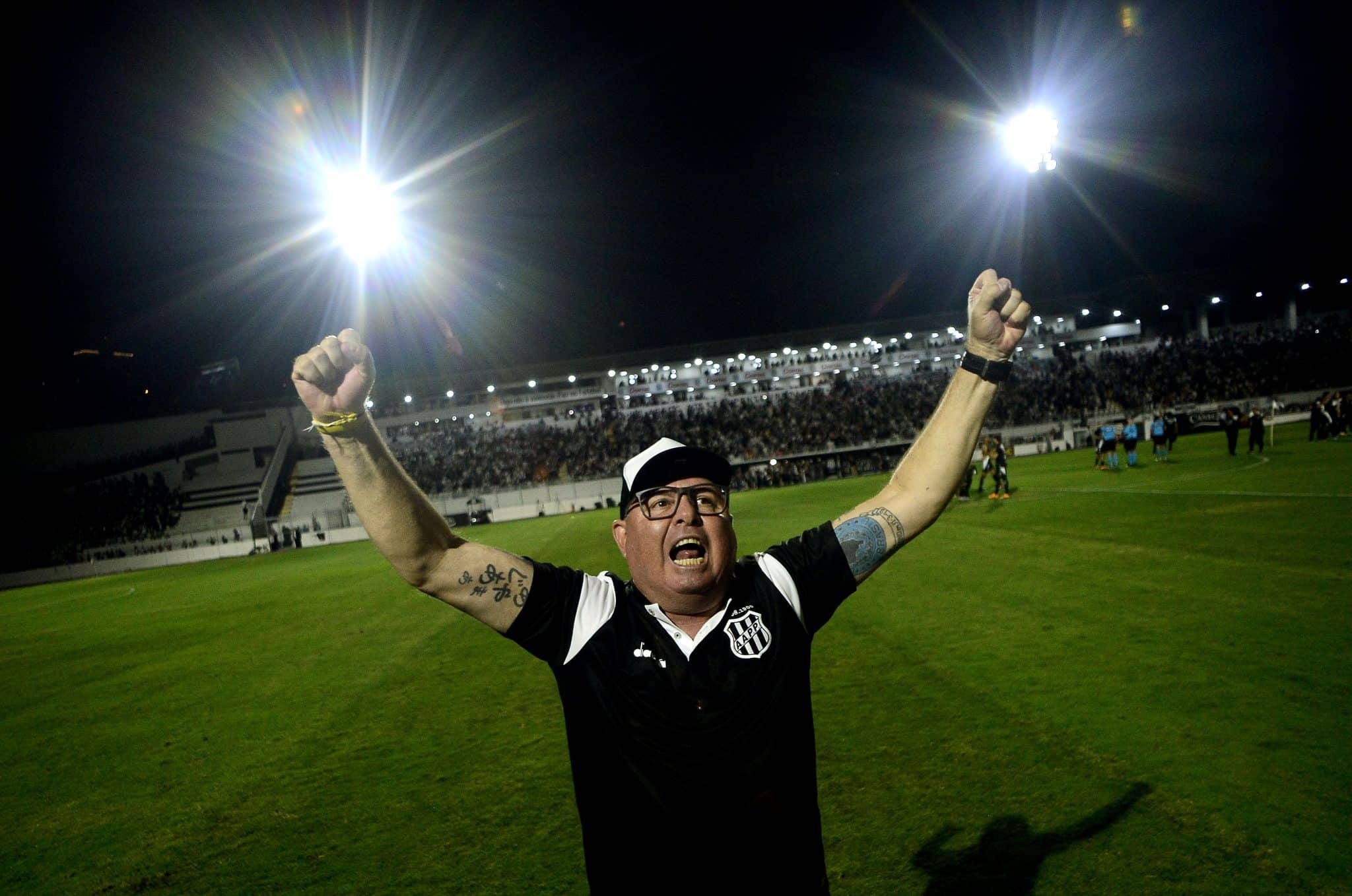 Marcelo Fernandes, t&eacute;cnico da Ponte Preta, comemora vit&oacute;ria