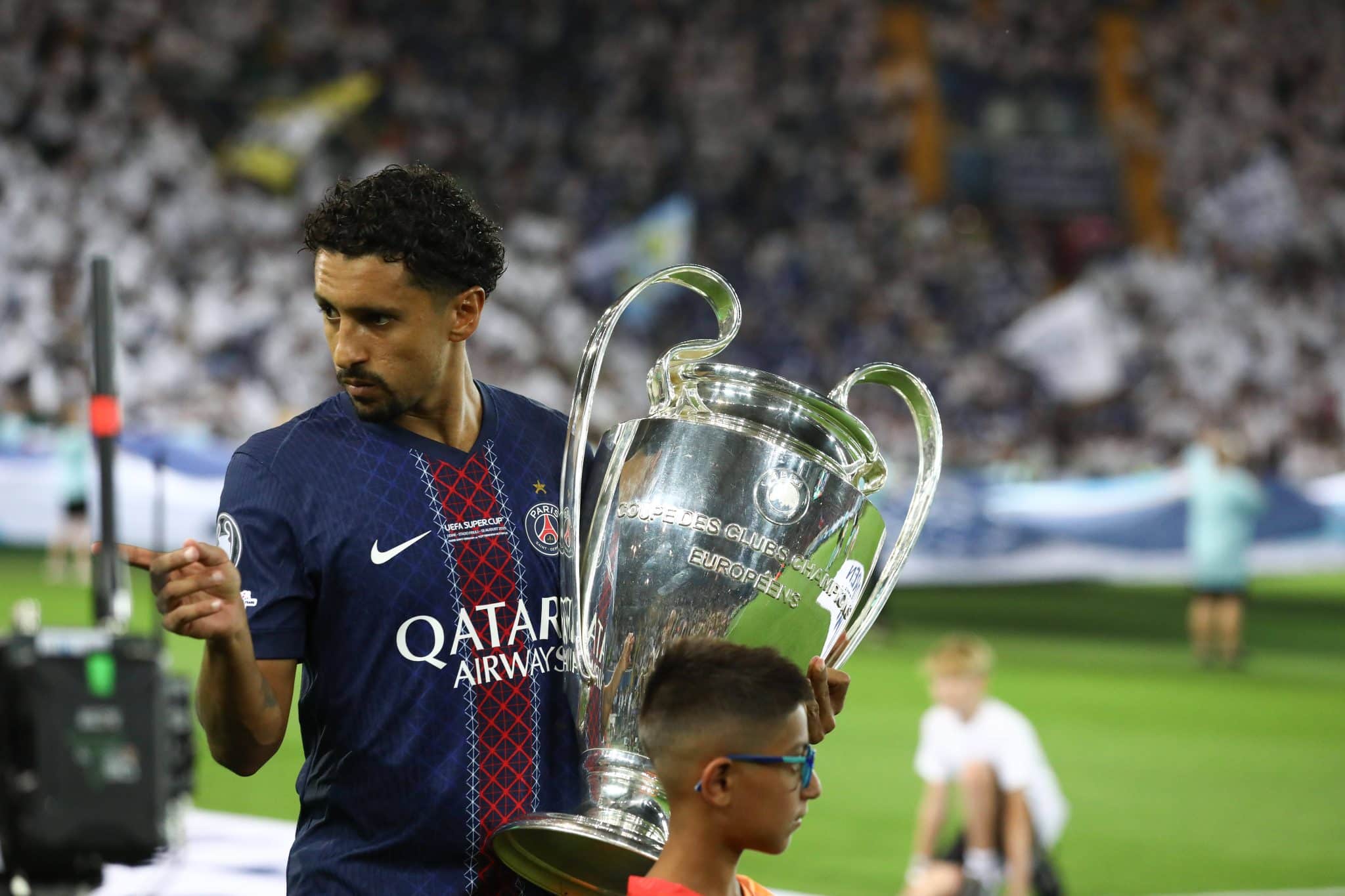 Marquinhos com a ta&ccedil;a da Champions League