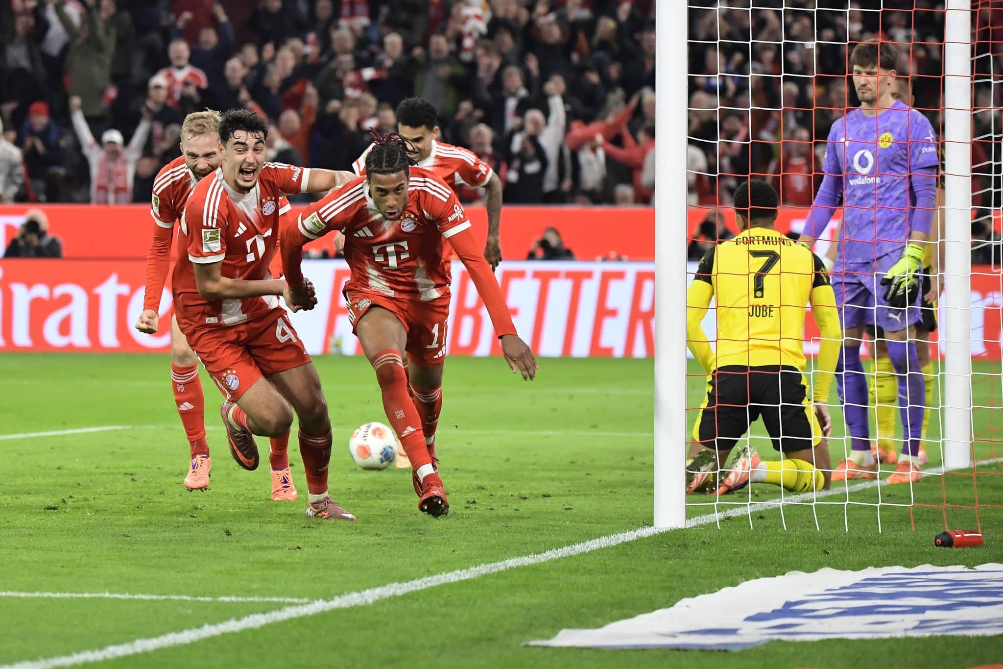 Michael Olise celebra gol do Bayern de Munique sobre o Borussia Dortmund (Foto: Imago)