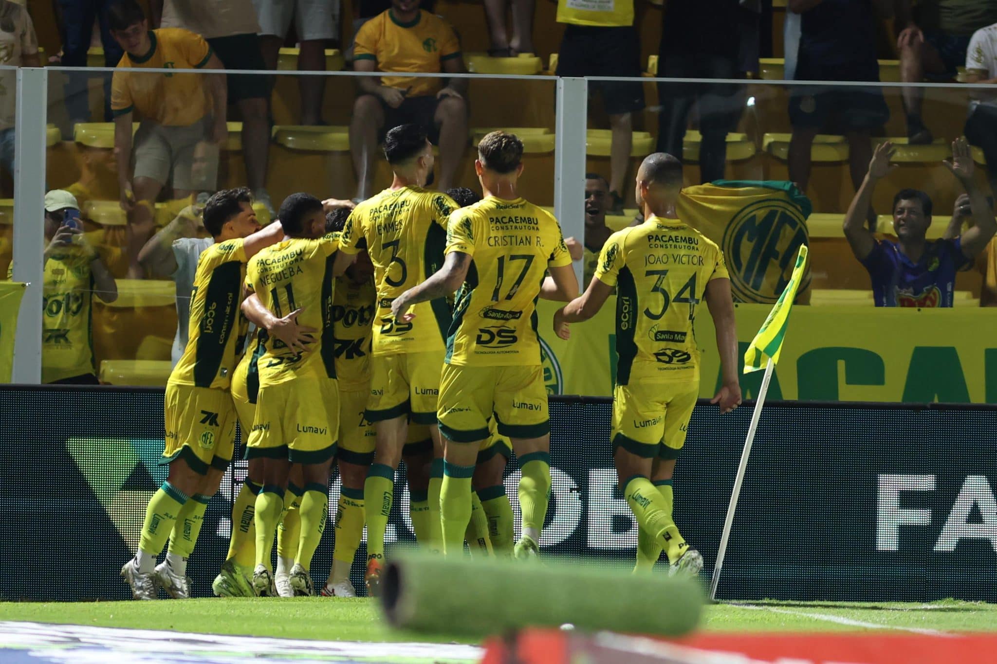 Elenco do Mirassol comemora gol pelo Brasileir&atilde;o