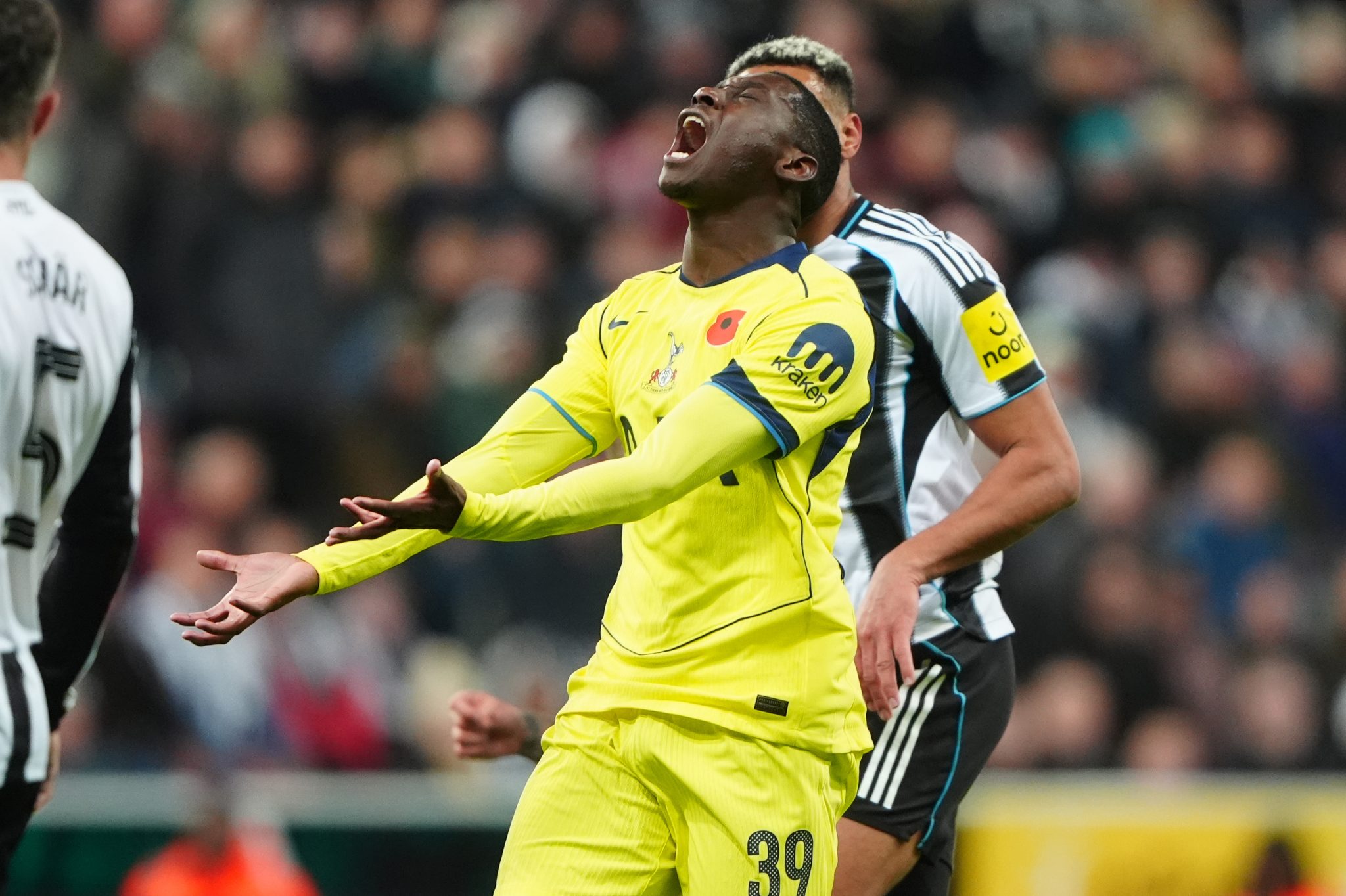 Tottenham cai em contradi&ccedil;&atilde;o e tem preju&iacute;zo duplo com elimina&ccedil;&atilde;o na Copa da Liga