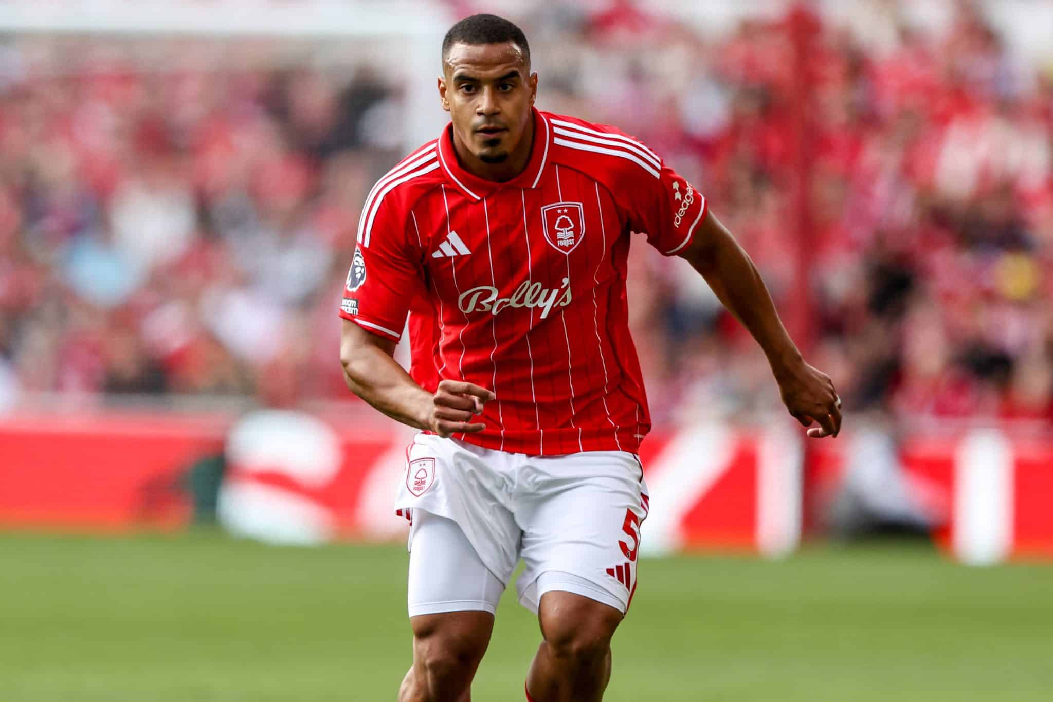 Murillo em ação pelo Forest