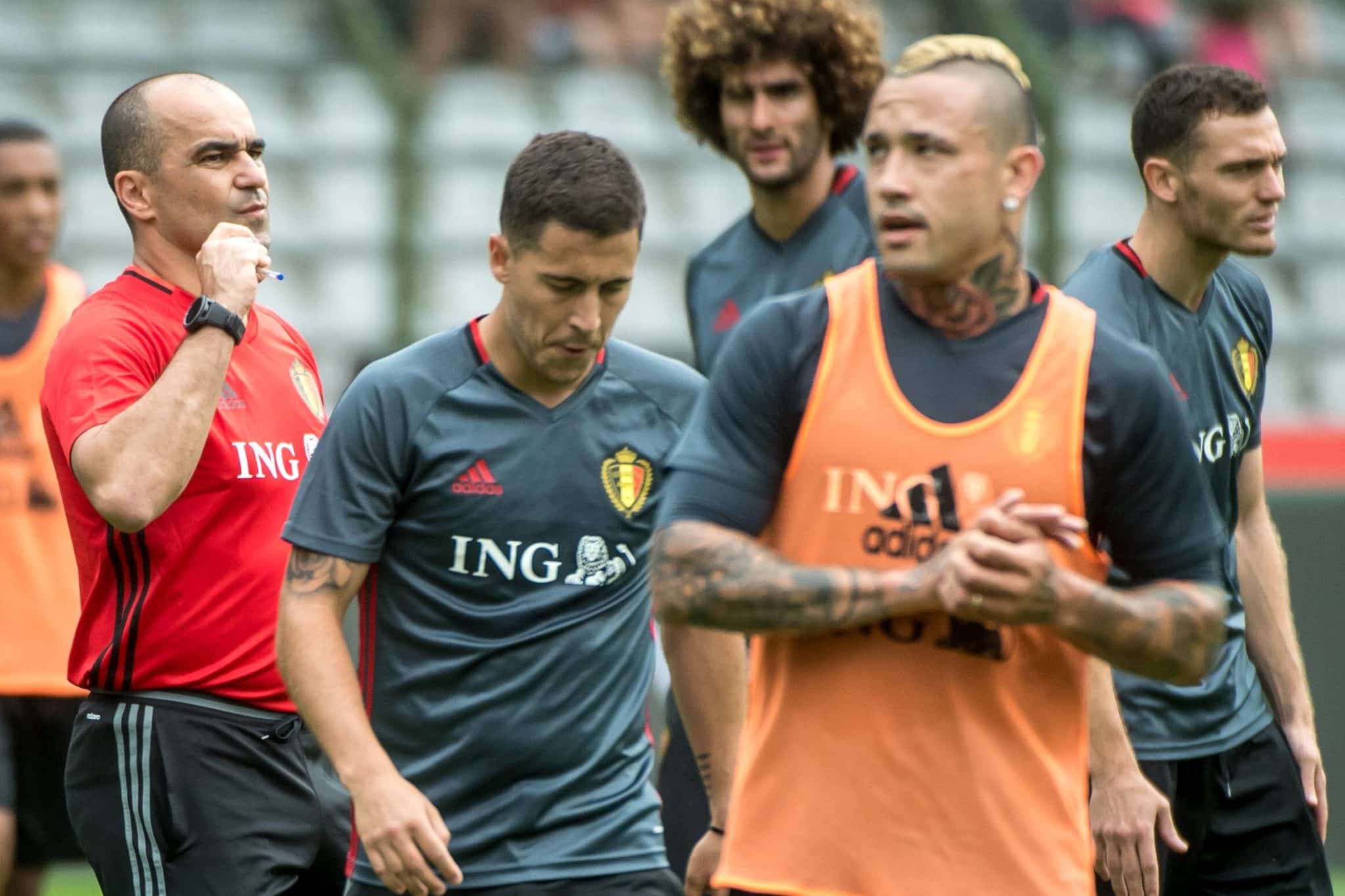 Nainggolan durante treino da B&eacute;lgica com Roberto Mart&iacute;nez ao fundo