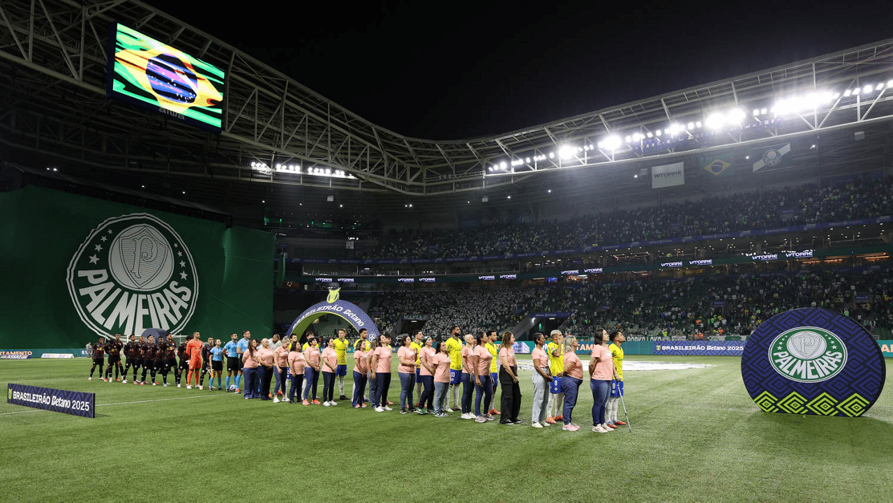 Mulheres no campo do Allianz com os jogadores em a&ccedil;&atilde;o do "Outubro Rosa"