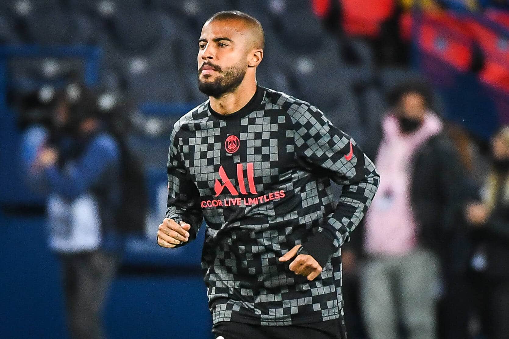 Rafinha Alc&acirc;ntara antes de jogo do PSG