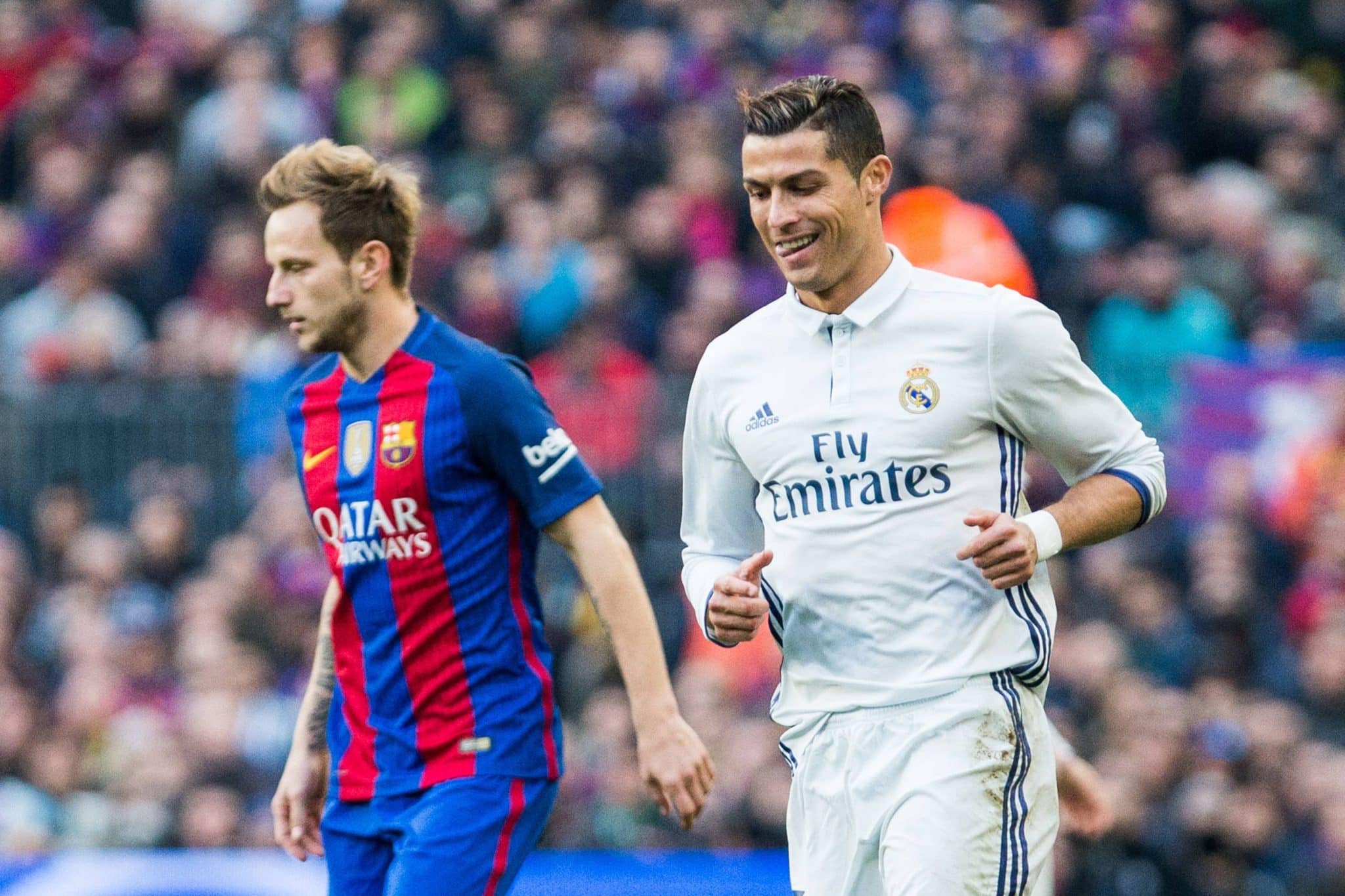 Rakitic e Cristiano Ronaldo em jogo entre Barcelona e Real Madrid