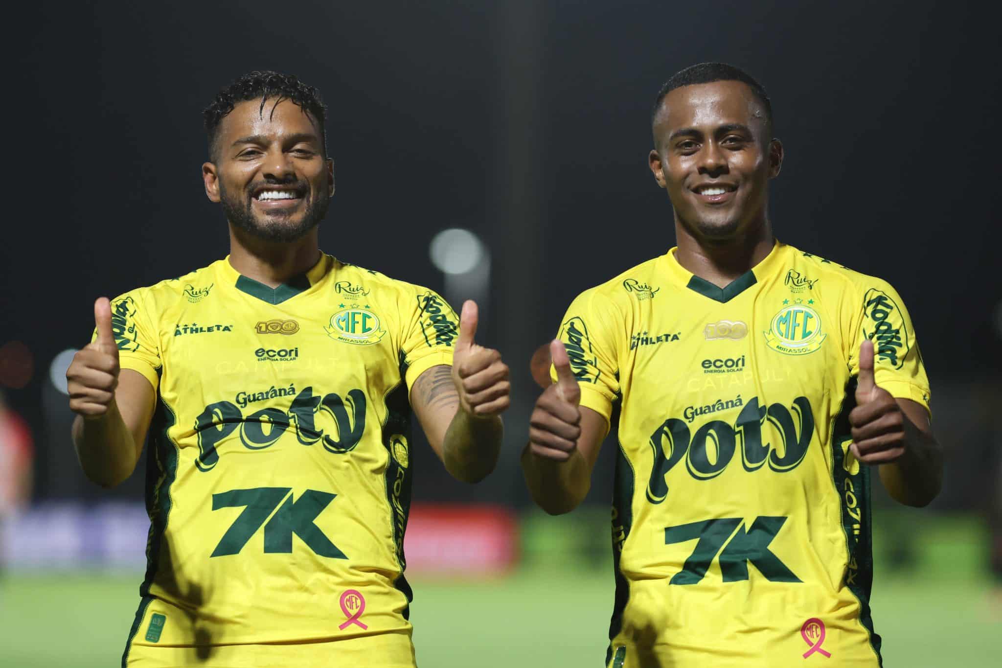 Reinaldo e Carlos Eduardo vibram com gol sobre o S&atilde;o Paulo