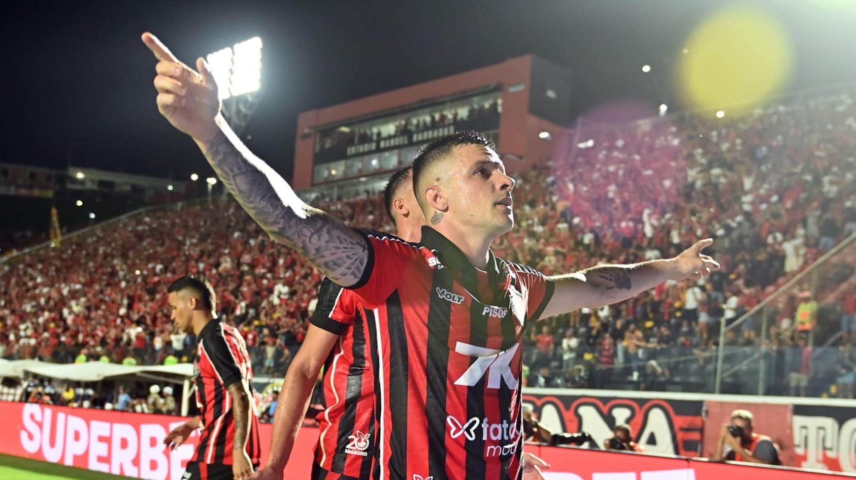 Choque de estilos exp&otilde;e efic&aacute;cia do Vit&oacute;ria e falhas que complicam Bahia