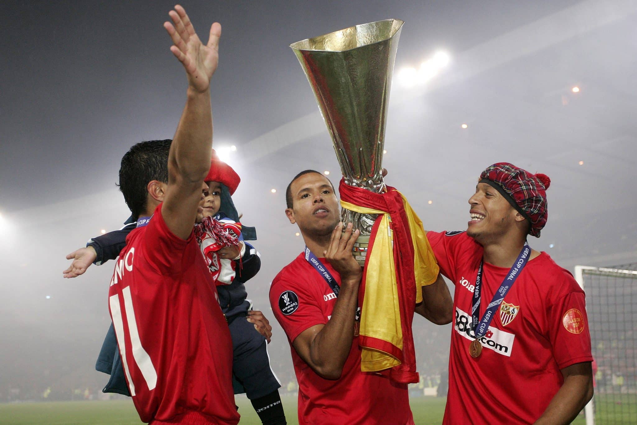 Renato, Luis Fabiano e Adriano com a ta&ccedil;a da ent&atilde;o Copa da Uefa, hoje Liga Europa, da temporada 2006/07