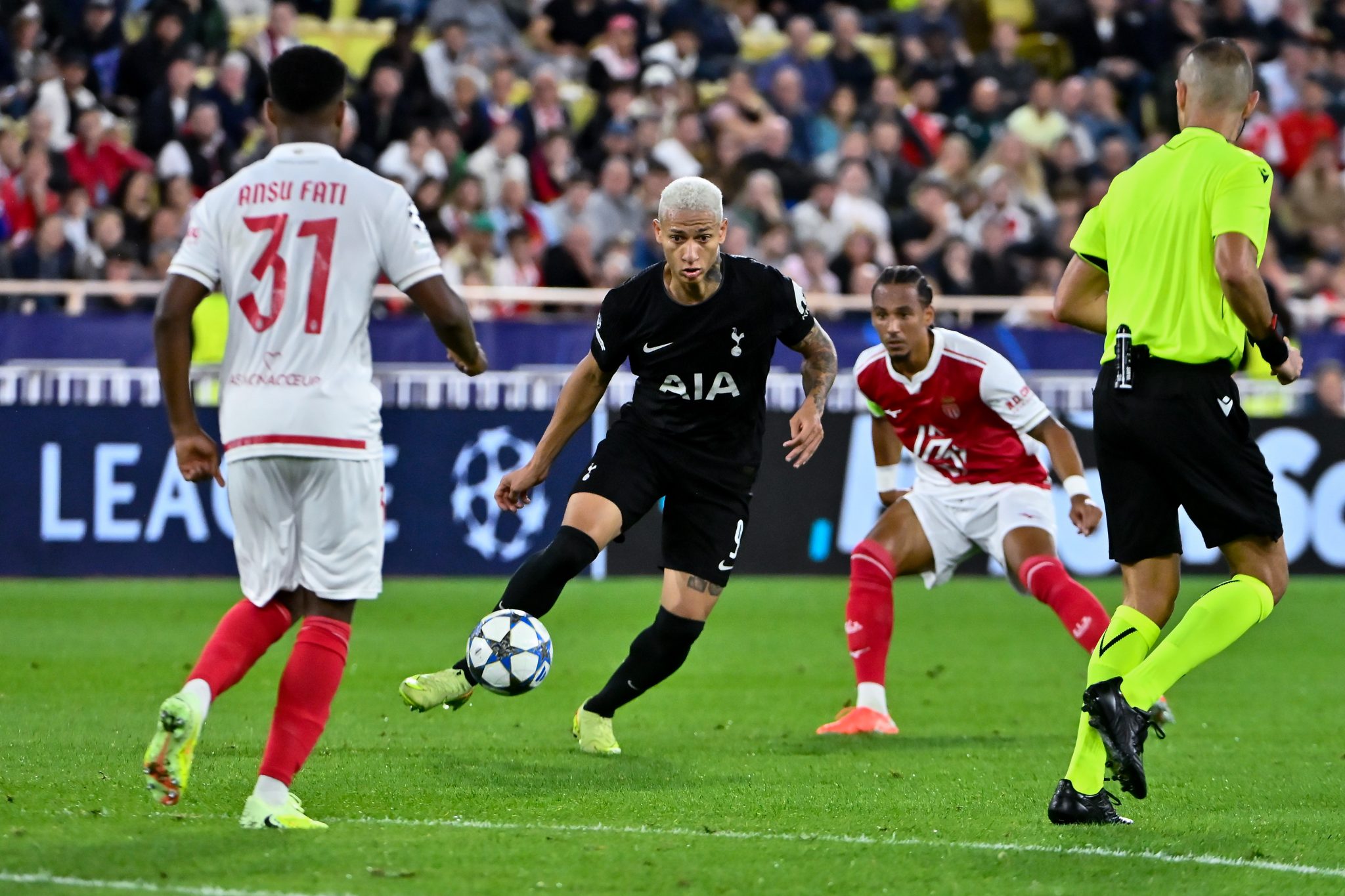 &lsquo;Jogar com Richarlison &eacute; jogar com 10&rsquo;: Brasileiro vai mal, mas Tottenham escapa de derrota