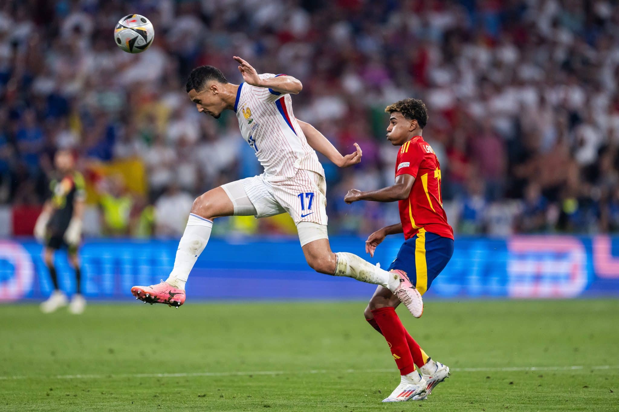 Saliba e Yamal em a&ccedil;&atilde;o durante semifinal da Euro 2024, entre Fran&ccedil;a e Espanha