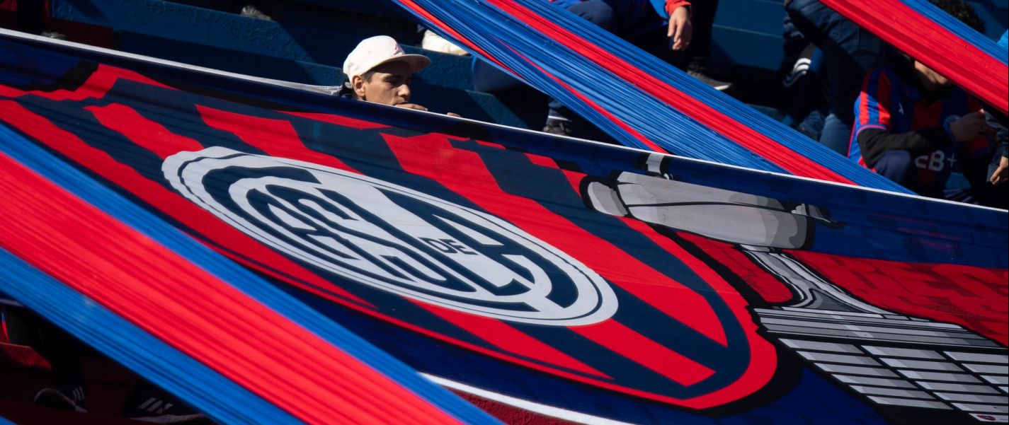 Bandeir&atilde;o do San Lorenzo exposta durante jogo