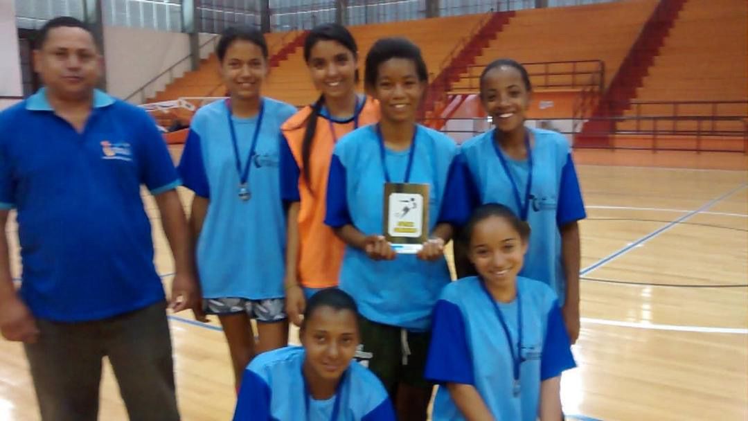 Sandy Monteiro, de colete laranja, em campeonato de futsal da escola (Foto: Arquivo Pessoal)