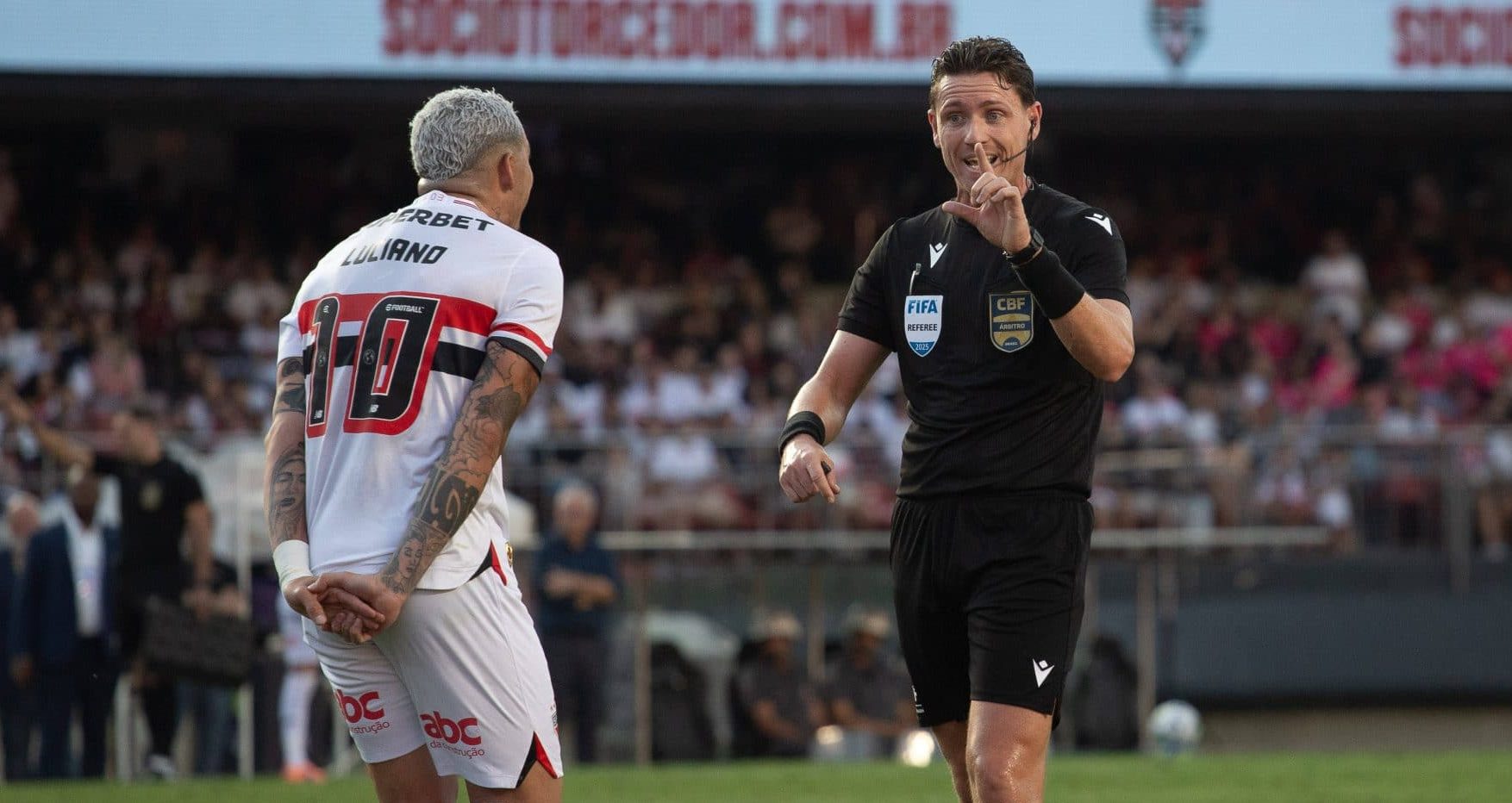 Luciano reclama com a arbitragem em jogo do S&atilde;o Paulo (Foto: Imago)