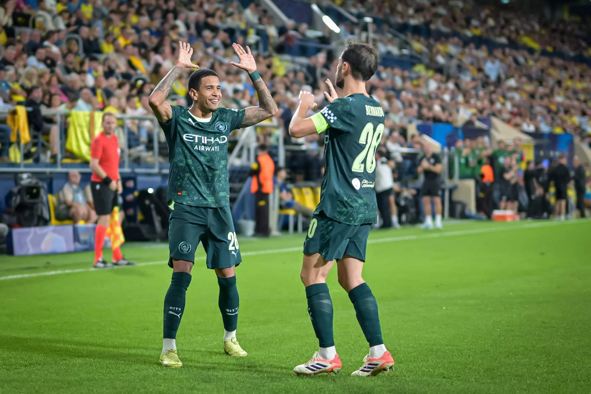 Savinho celebra com Bernardo Silva ap&oacute;s assist&ecirc;ncia para o portugu&ecirc;s