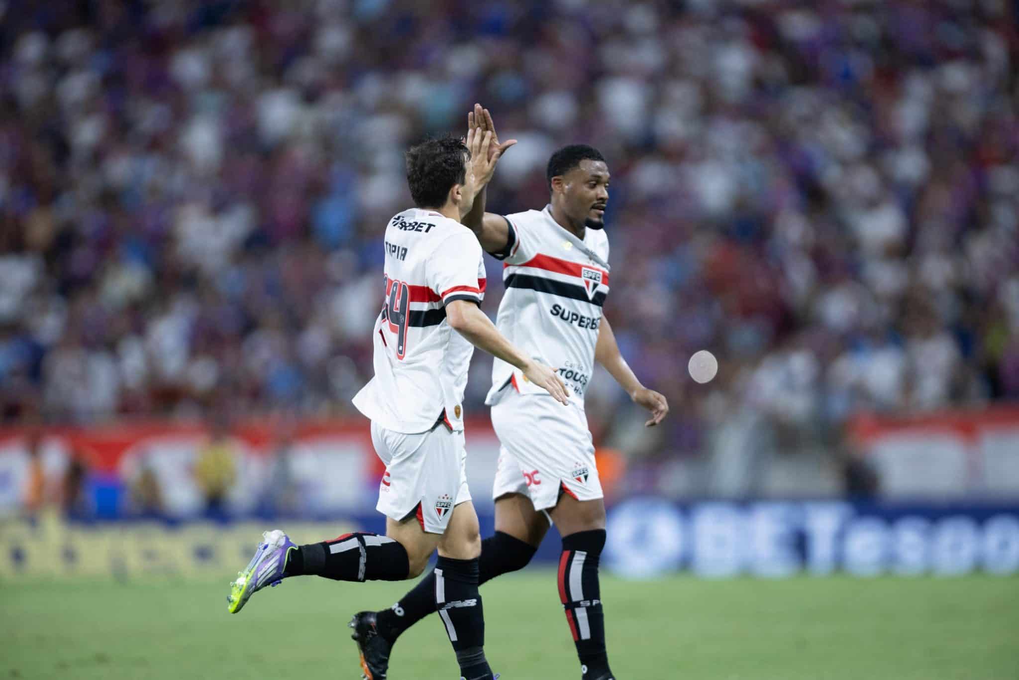 Tapia vibra com seu gol na vit&oacute;ria sobre o Fortaleza