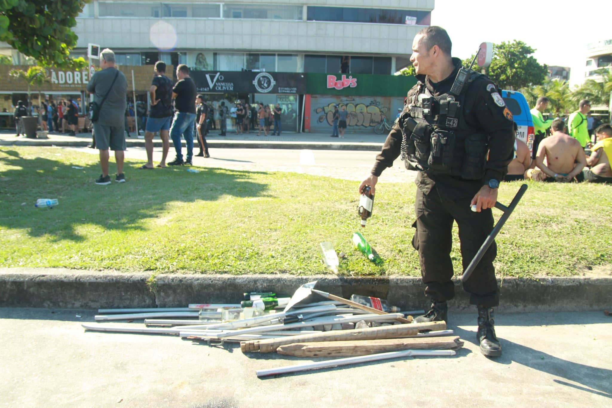 Parte dos objetos que foram apreendidos ap&oacute;s a confus&atilde;o com torcedores do Pe&ntilde;arol (Foto: Imago)