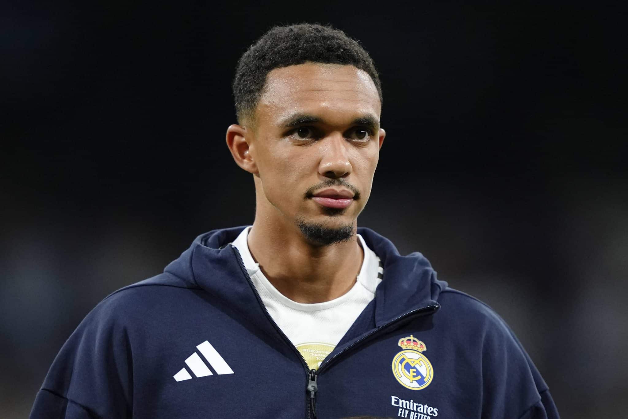 &lsquo;Eu n&atilde;o teria feito isso&rsquo;: Lenda do Liverpool, Gerrard faz cr&iacute;tica a Alexander-Arnold