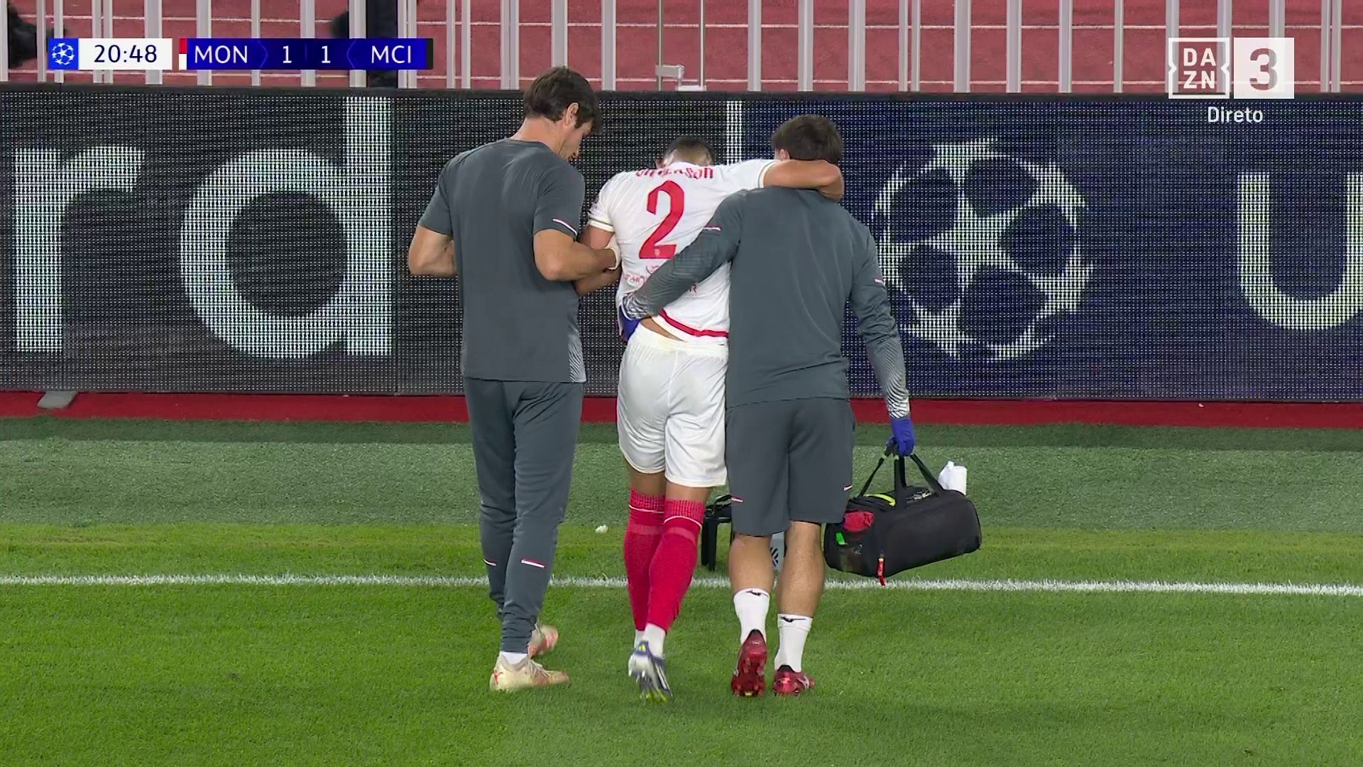 Vanderson sai de campo carregado pelos m&eacute;dicos