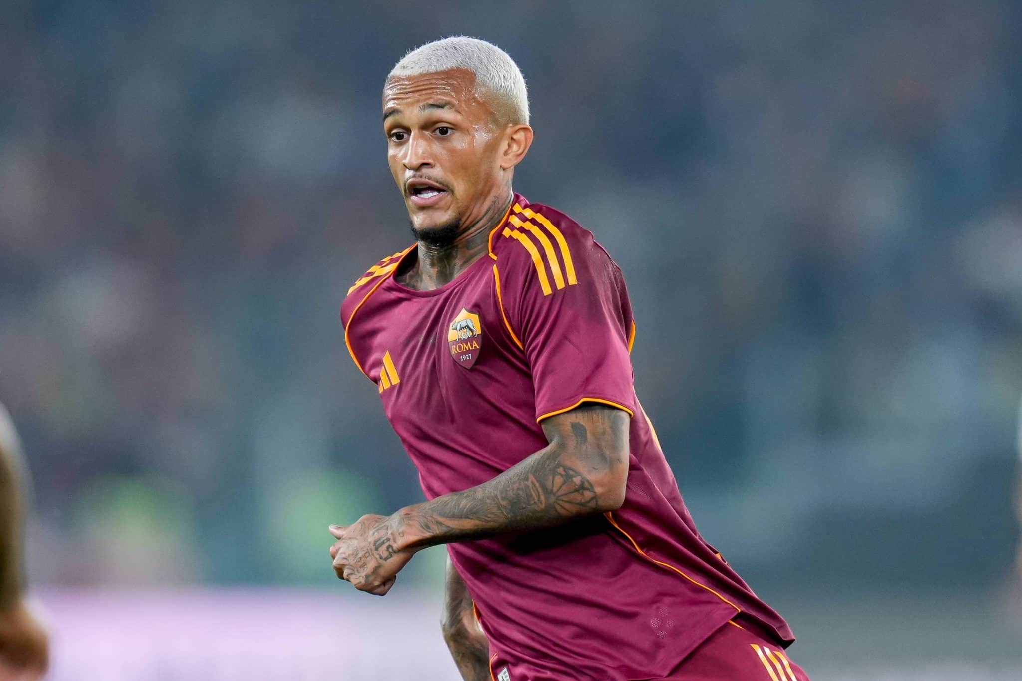 Wesley joga at&eacute; fora de fun&ccedil;&atilde;o na Roma, chama aten&ccedil;&atilde;o e desbanca ex-Liverpool