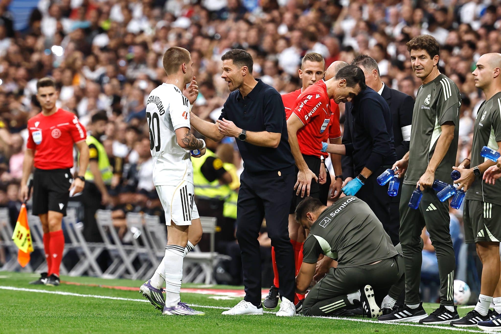 Xabi Alonso d&aacute; instru&ccedil;&otilde;es a Mastantuono em jogo do Real Madrid