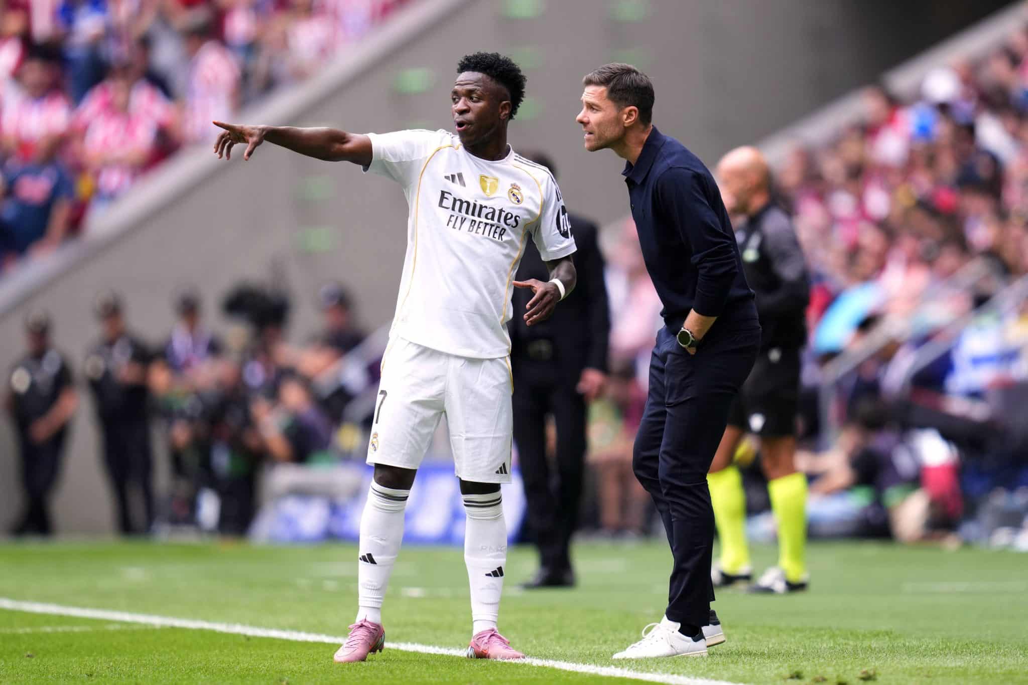 Vinicius J&uacute;nior e Xabi Alonso em jogo do Real Madrid