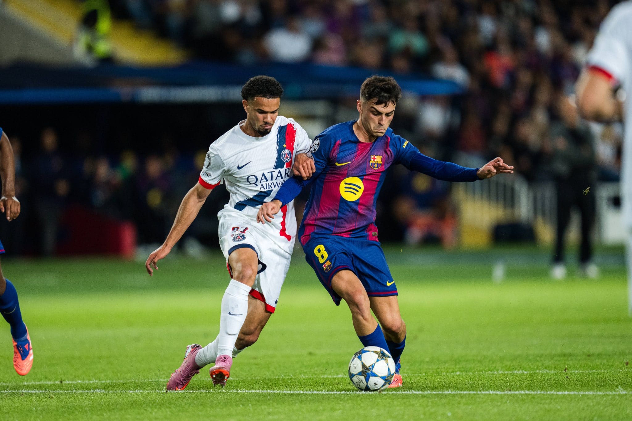 Disputa de bola entre Za&iuml;re-Emery, do PSG, e Pedri, do Barcelona