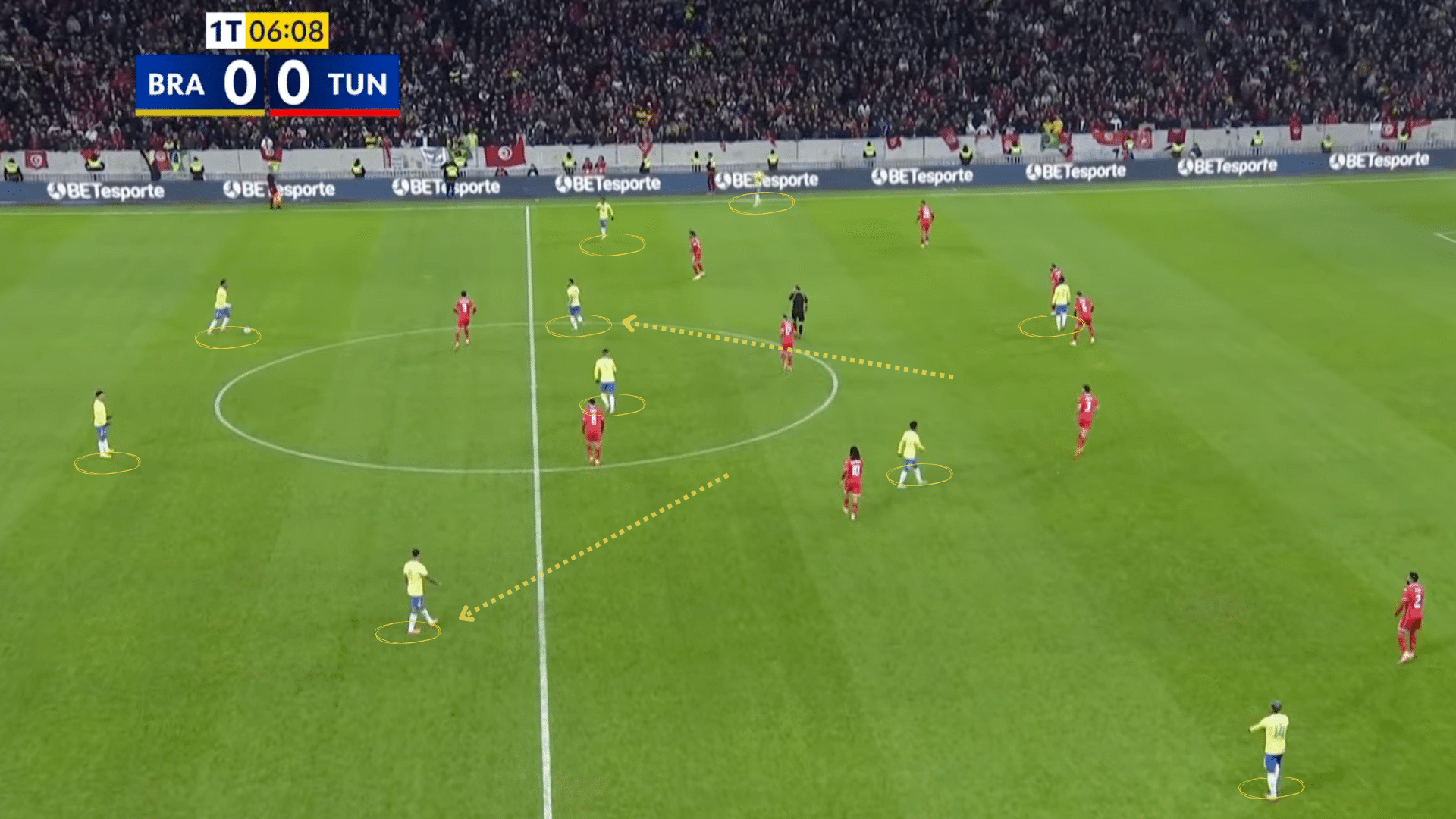 Sa&iacute;da em 4-2 do Brasil com Guimar&atilde;es como "lateral" e Cunha recuando