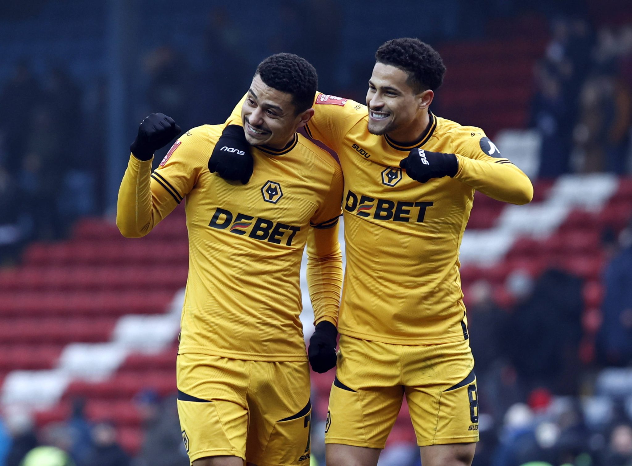 T&eacute;cnico responde sobre rumores de venda de brasileiro dos Wolves