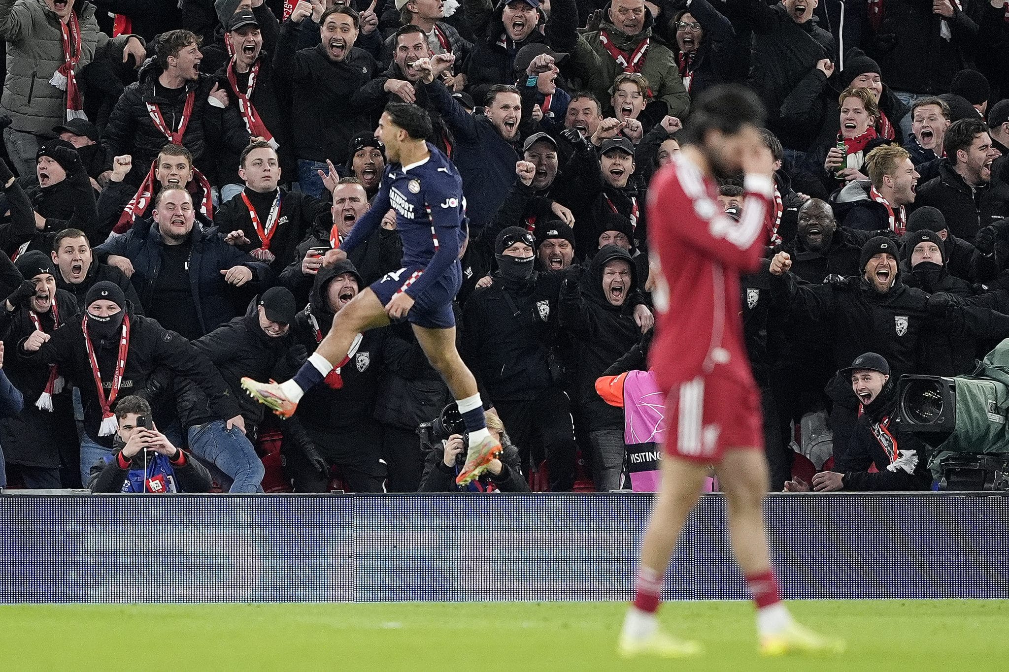 Couhaib Driouech vibra com gol marcado pelo PSV em Anfield