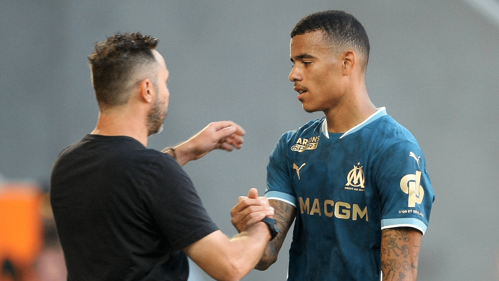 De Zerbi e Greenwood se cumprimentam em jogo do Marseille
