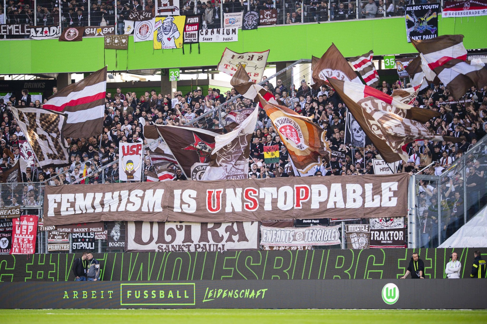 Faixa "Feminismo &eacute; impar&aacute;vel" exibida na torcida do St. Pauli. Clube &eacute; tradicionalmente de esquerda