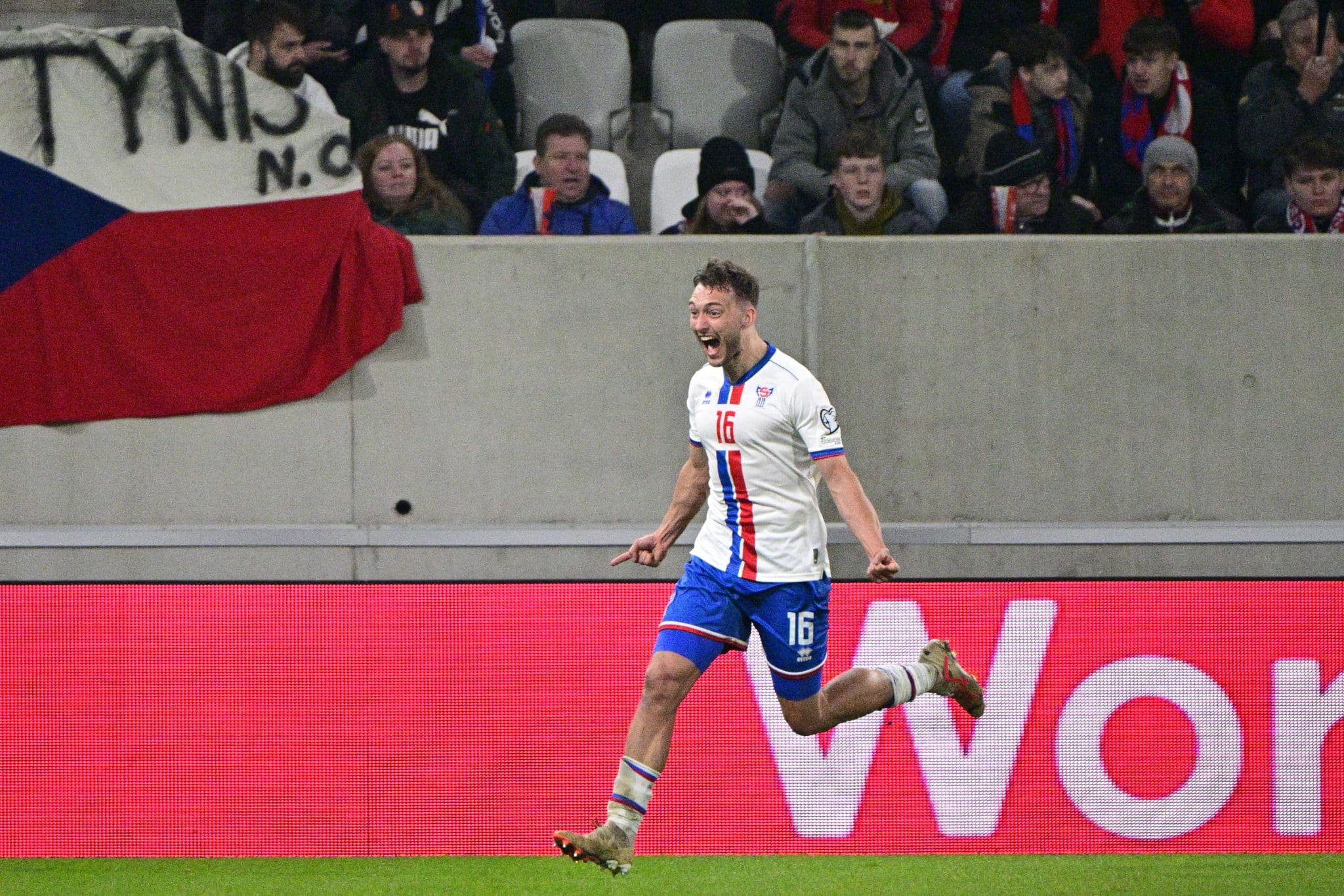 Gunnar Vatnhamar celebra gol de Ilhas Faro&eacute;