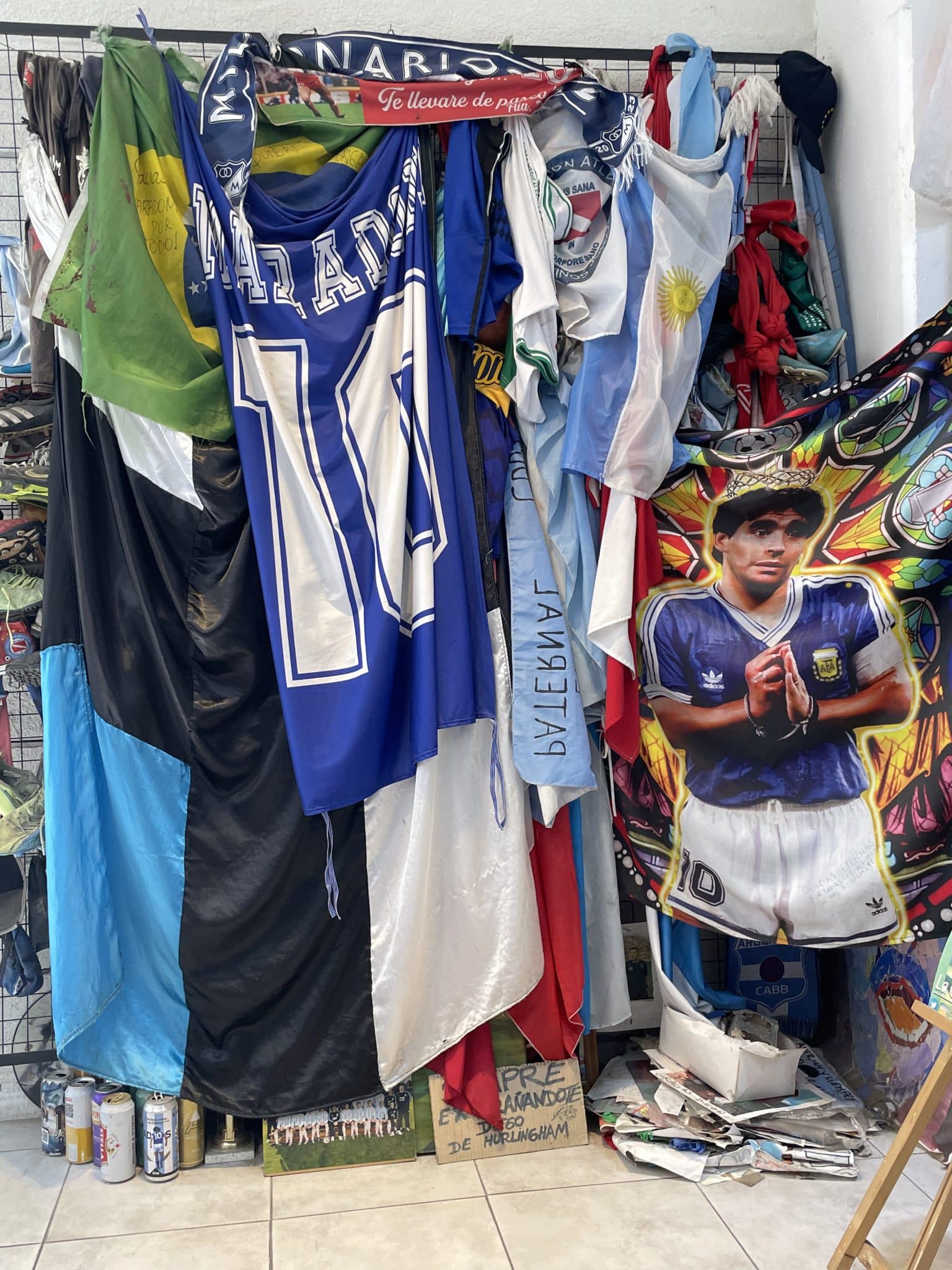 Bandeiras em homenagem a Maradona