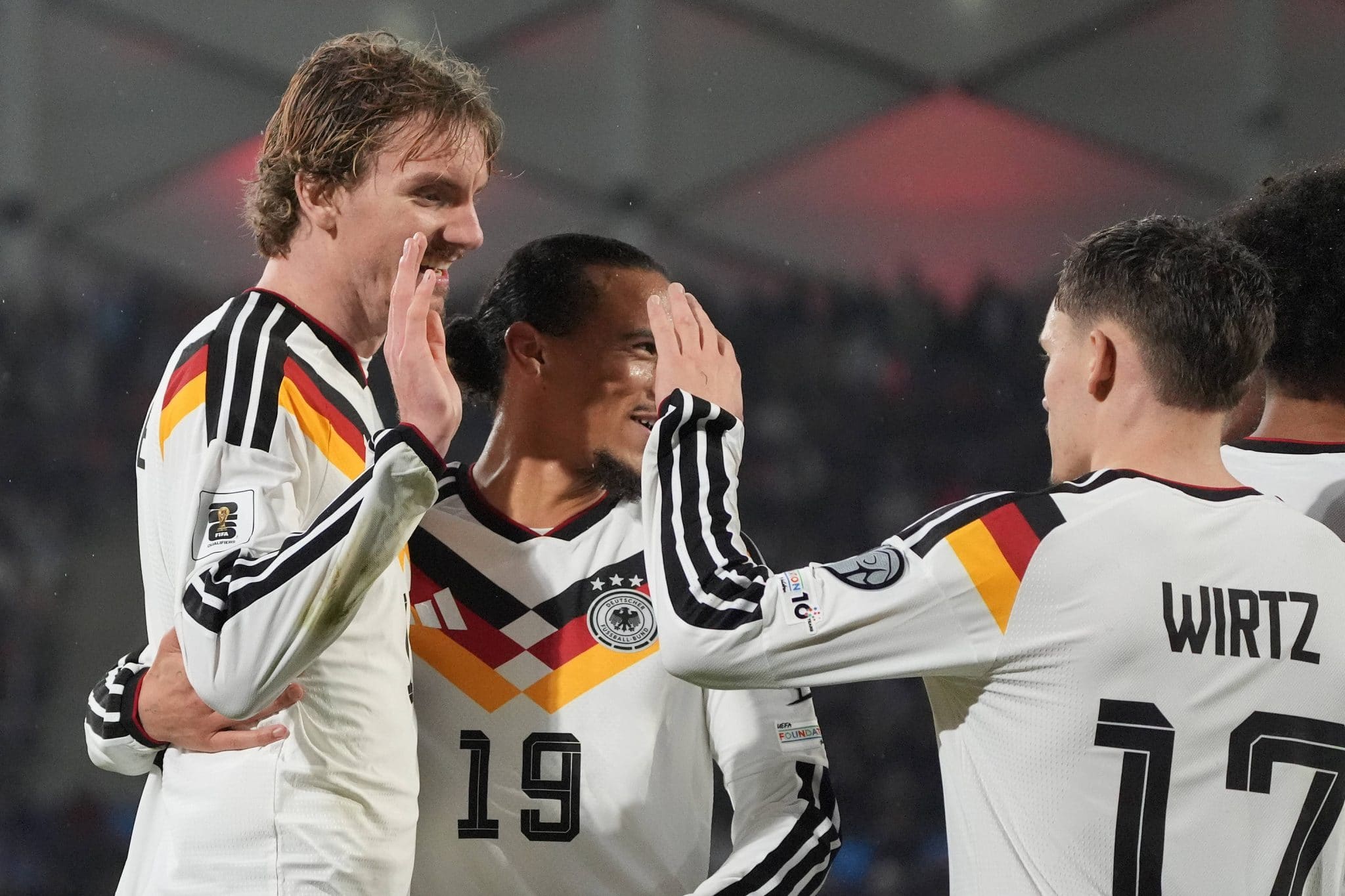 Jogadores da Alemanha comemoram gol diante de Luxemburgo