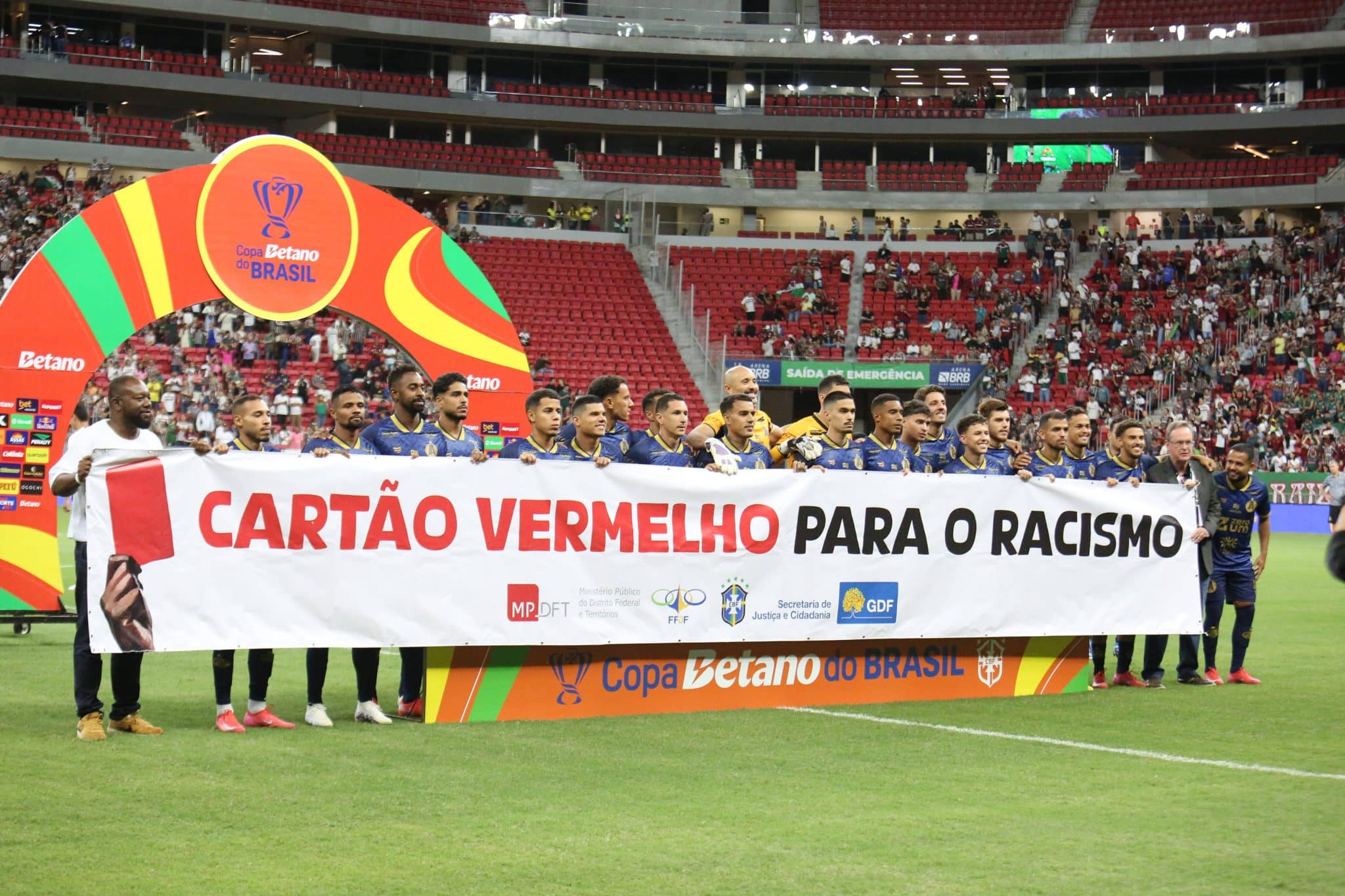 Jogadores de Aparecidense e Fluminense fazem ato contra racismo