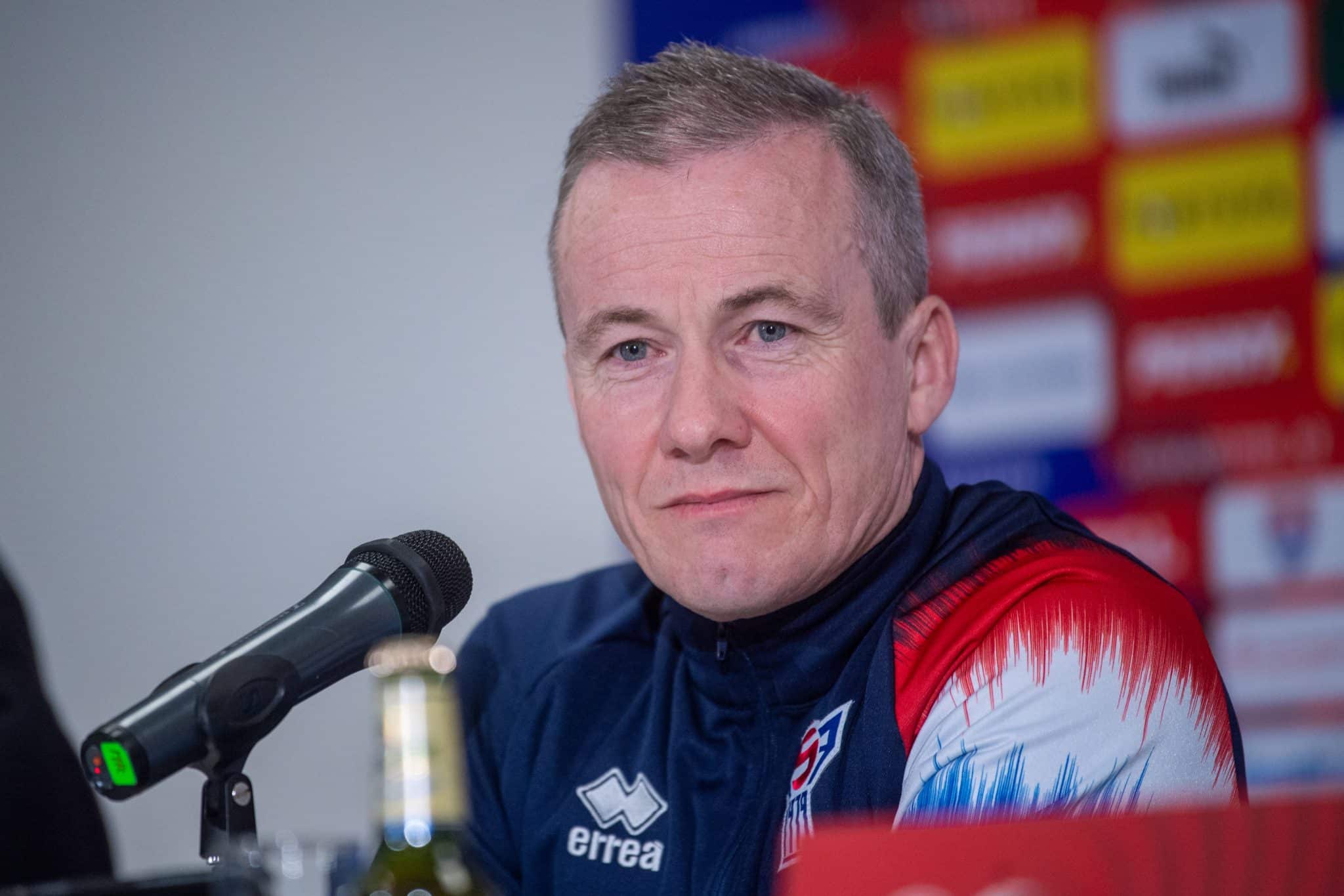 &lsquo;Apesar de tudo&rsquo;: Por milagre, t&eacute;cnico de Ilhas Faro&eacute; escreve carta forte pr&eacute;-decis&atilde;o