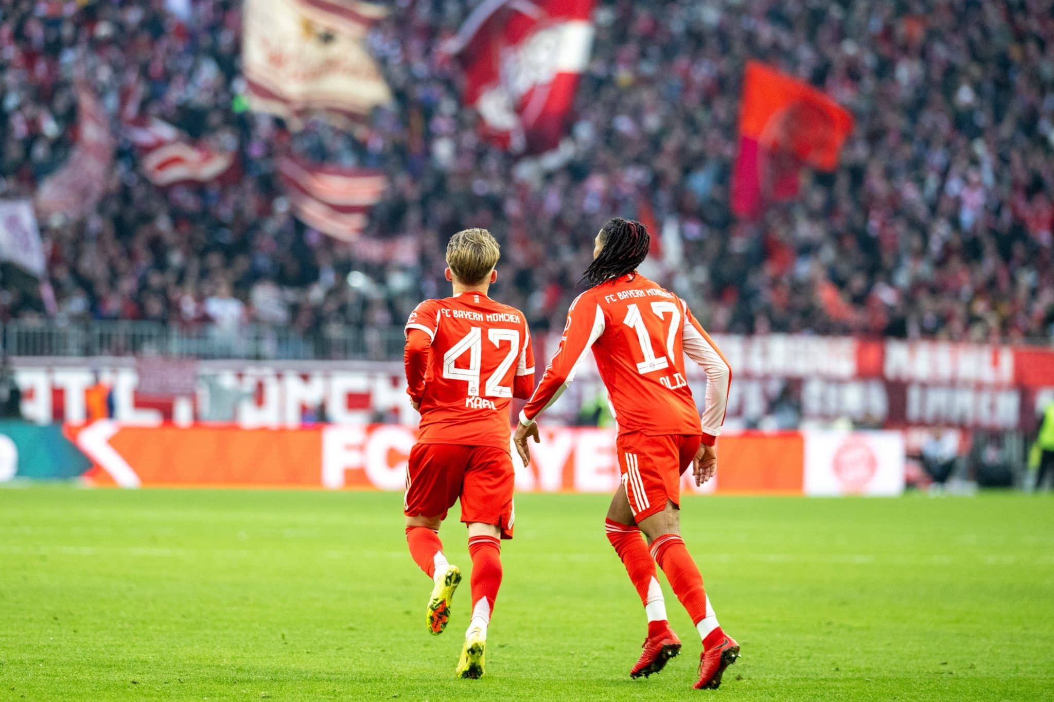 Lennart Karl e Michael Olise pelo Bayern de Munique